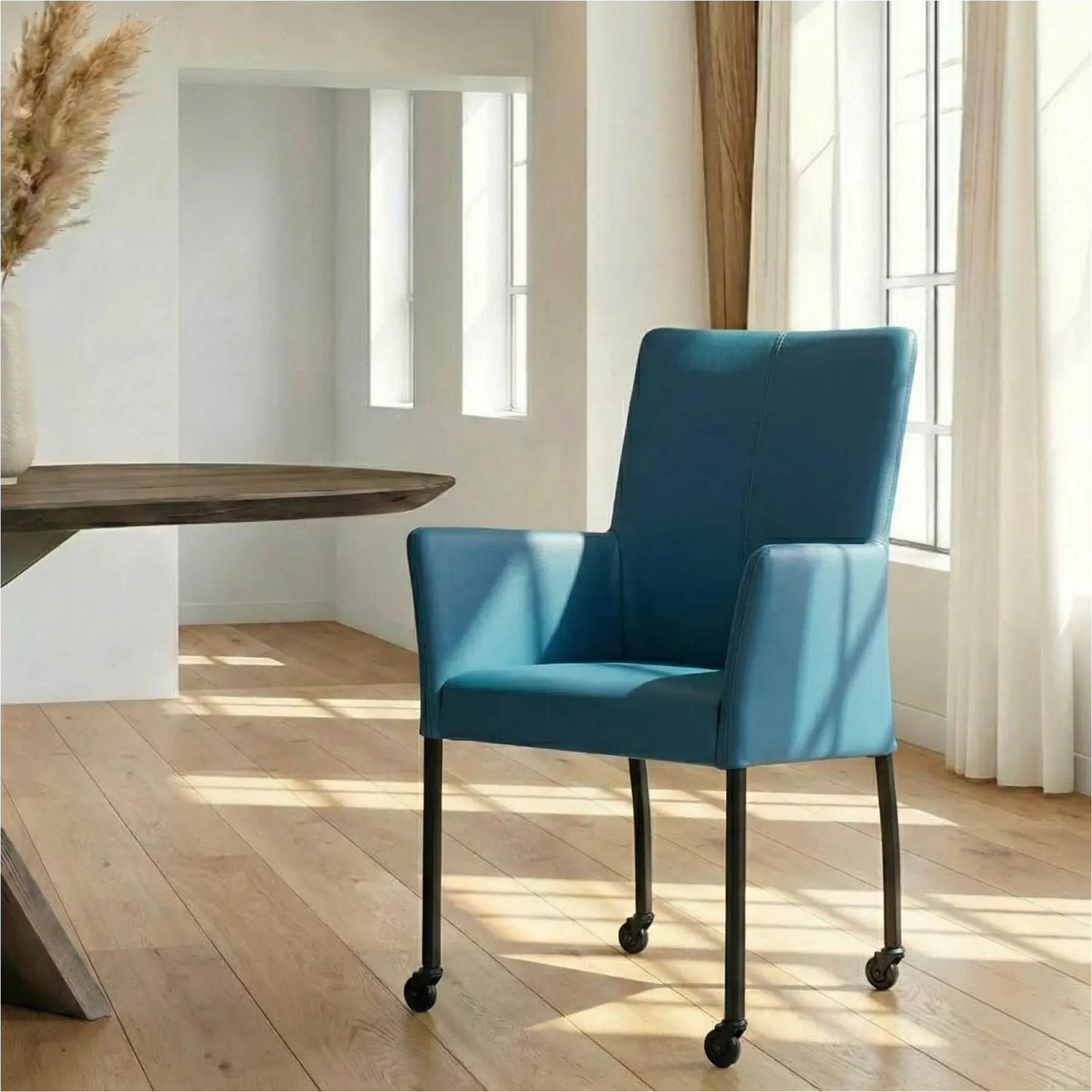 afbeelding van Leren eetkamerstoel Comfort met wieltjes en armleuning - Toledo Turquoise (blauw) - Poten staal rond zwart
