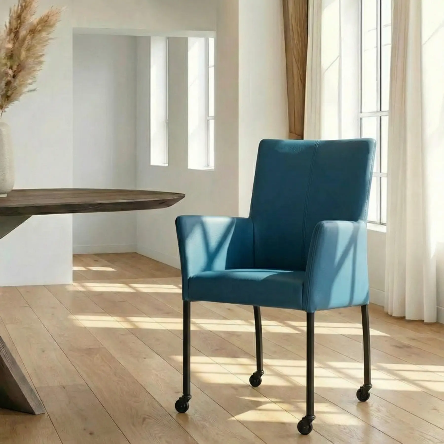 afbeelding van Leren eetkamerstoel Comfort met wieltjes en armleuning - Toledo Turquoise (blauw) - Poten staal vierkant zwart