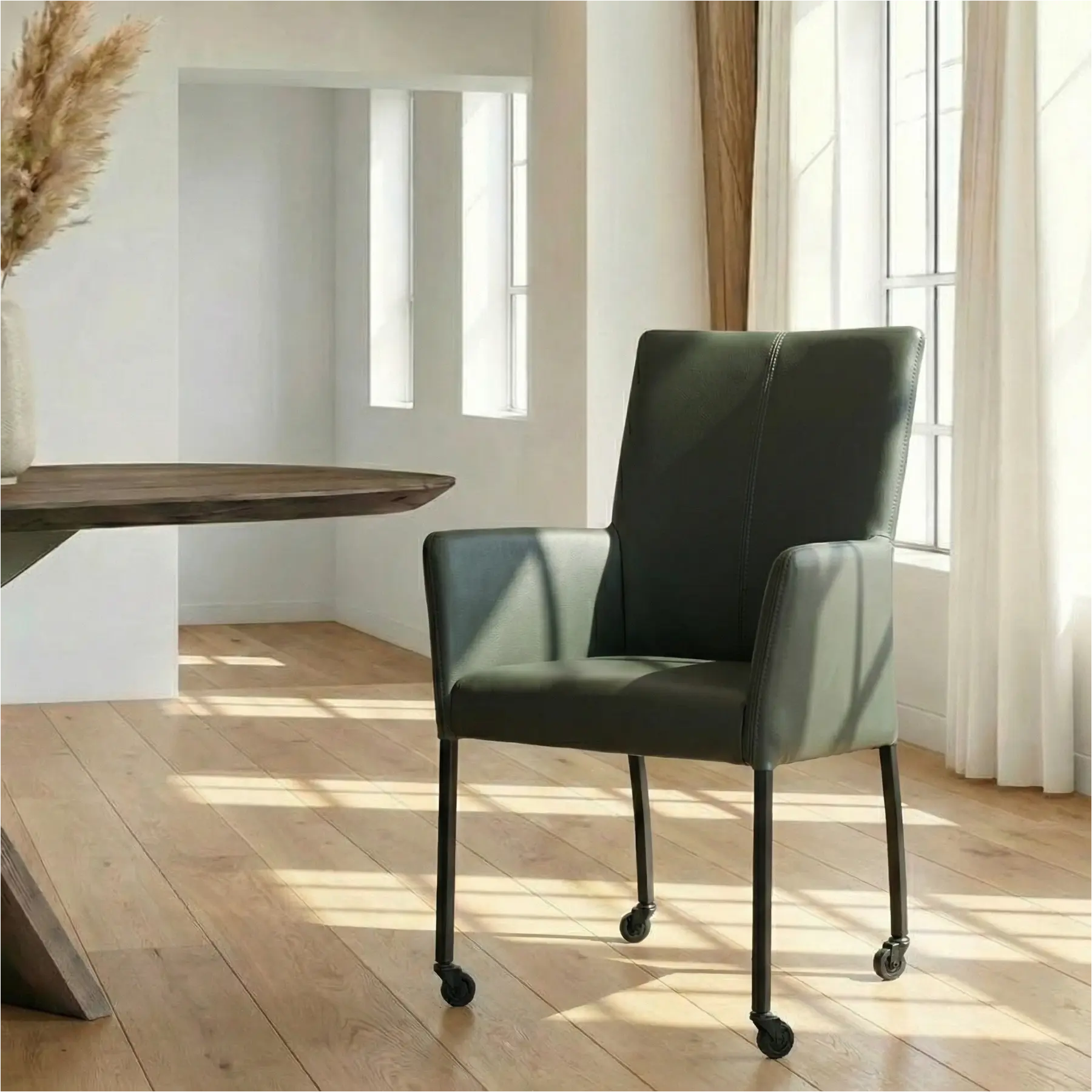 afbeelding van Leren eetkamerstoel Comfort met wieltjes en armleuning - Toledo Verde (donkergroen) - Poten staal vierkant zwart