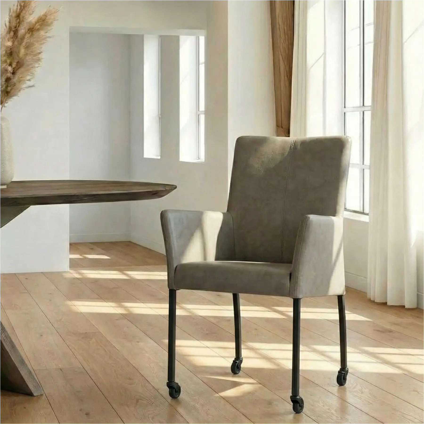 afbeelding van Leren eetkamerstoel Comfort met wieltjes en armleuning - Vintage Stone (grijs) - Poten staal rond zwart