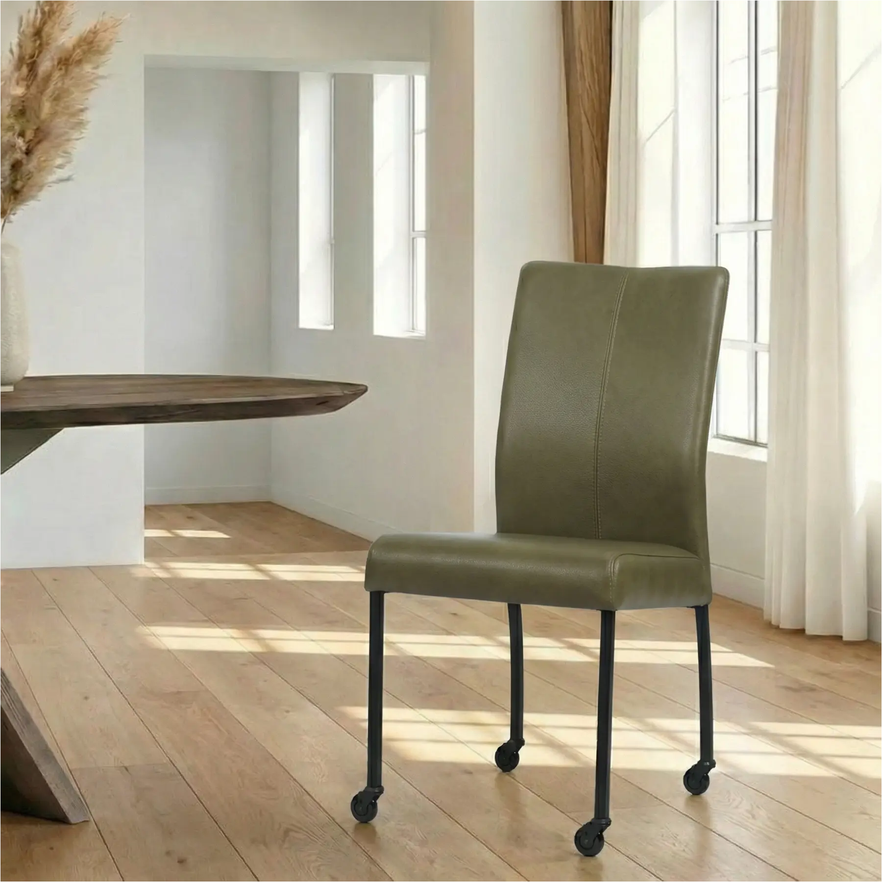 afbeelding van Leren eetkamerstoel Comfort met wieltjes - Granada Moss (olijf/groen) - Poten staal rond zwart