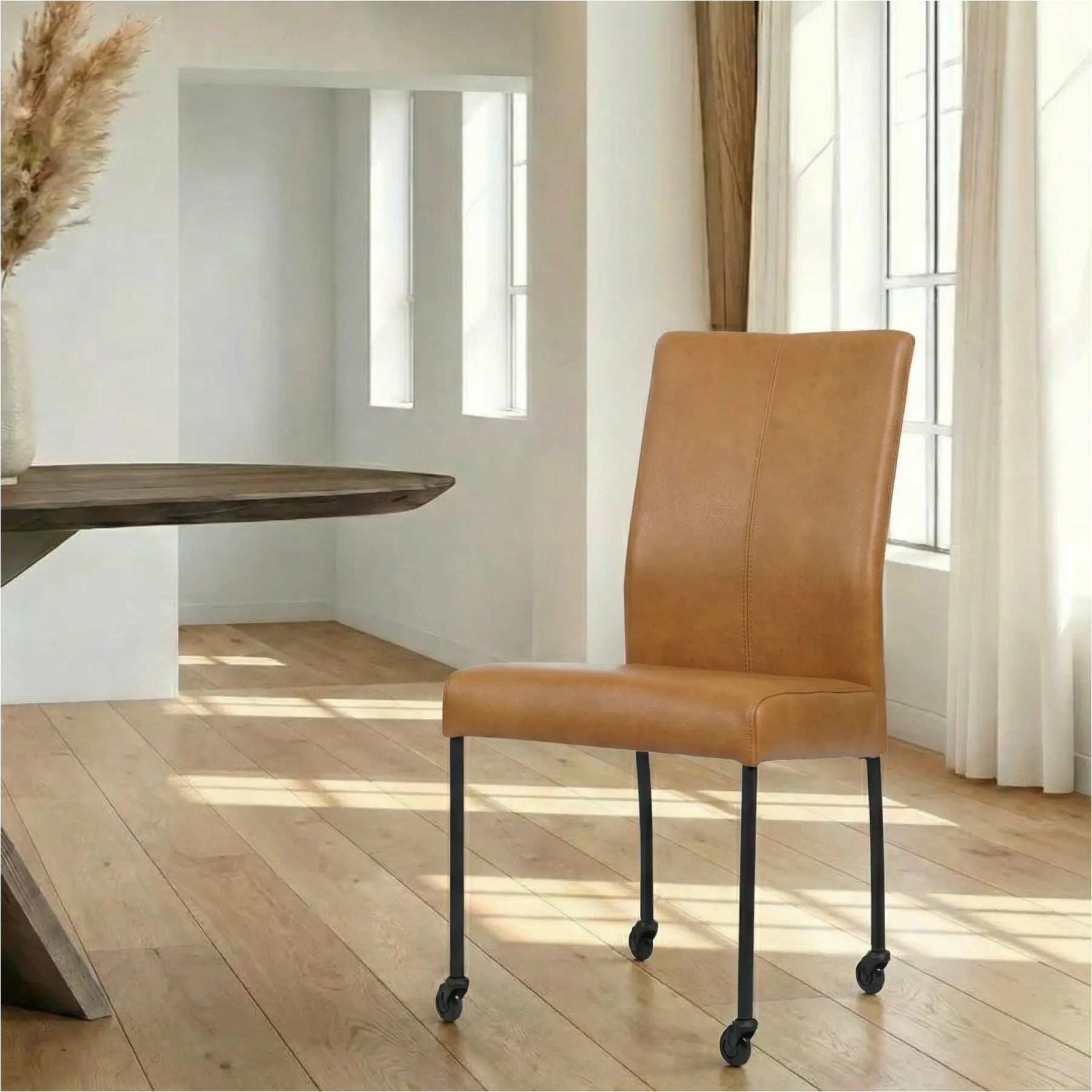 afbeelding van Leren eetkamerstoel Comfort met wieltjes - Granada Sahara (cognac) - Poten staal rond zwart