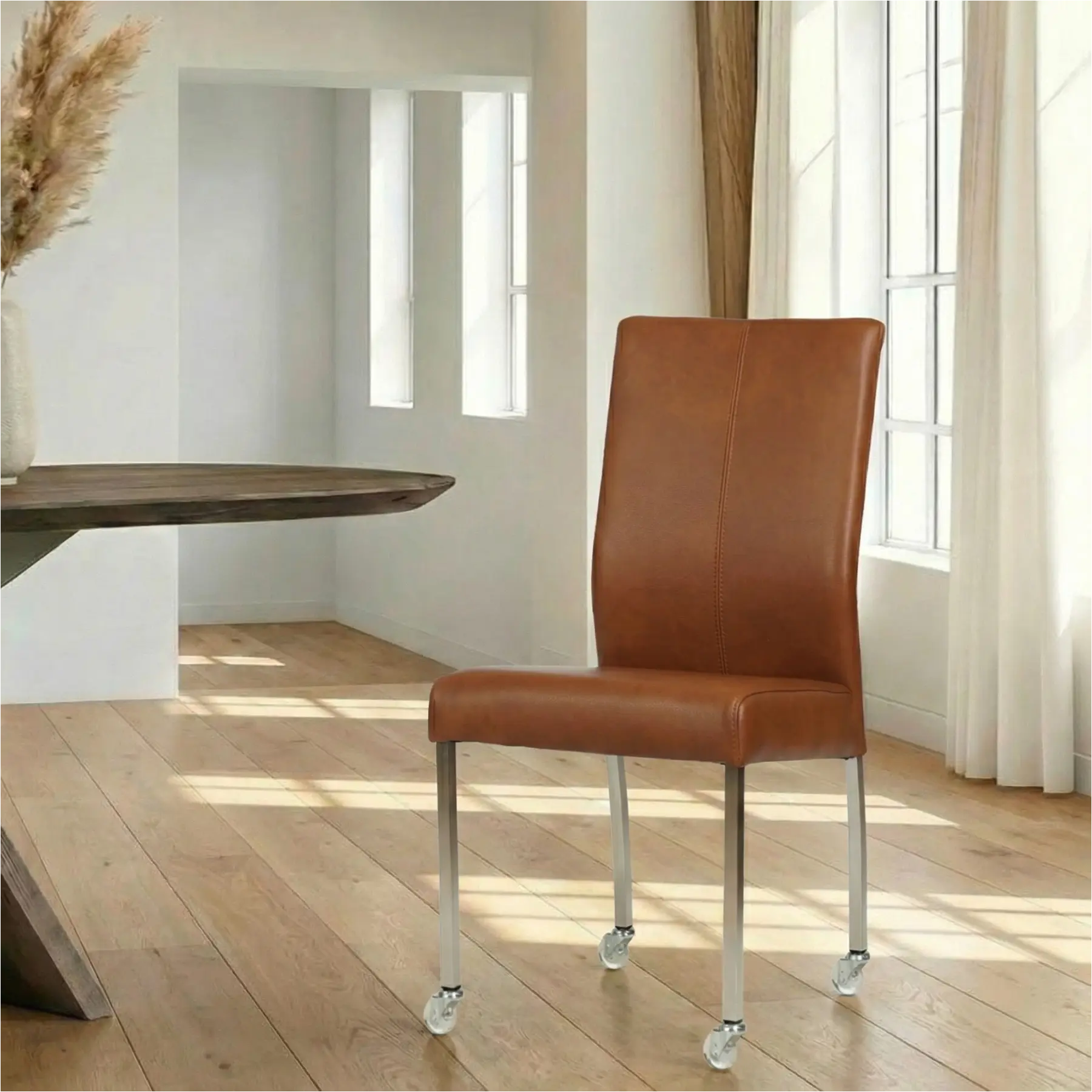 afbeelding van Leren eetkamerstoel Comfort met wieltjes - Granada Savannah (cognac) - Poten staal vierkant RVS