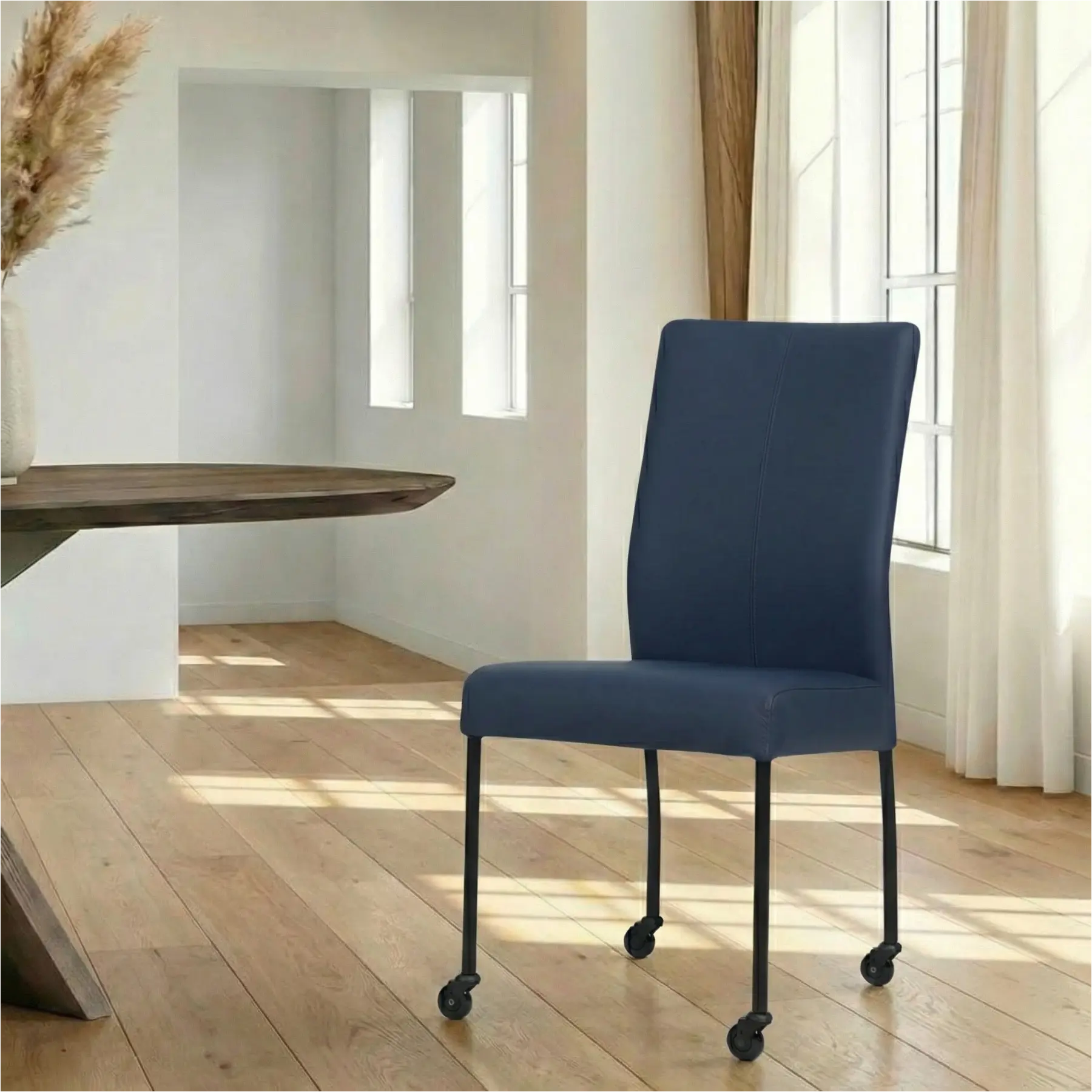 afbeelding van Leren eetkamerstoel Comfort met wieltjes - Toledo Aubergine (paars) - Poten staal rond zwart