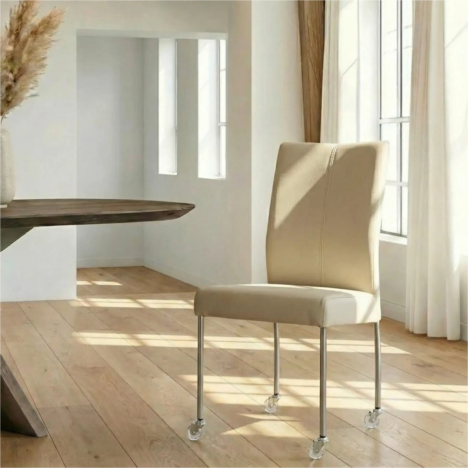 afbeelding van Leren eetkamerstoel Comfort met wieltjes - Toledo Avorio (crème) - Poten staal rond RVS