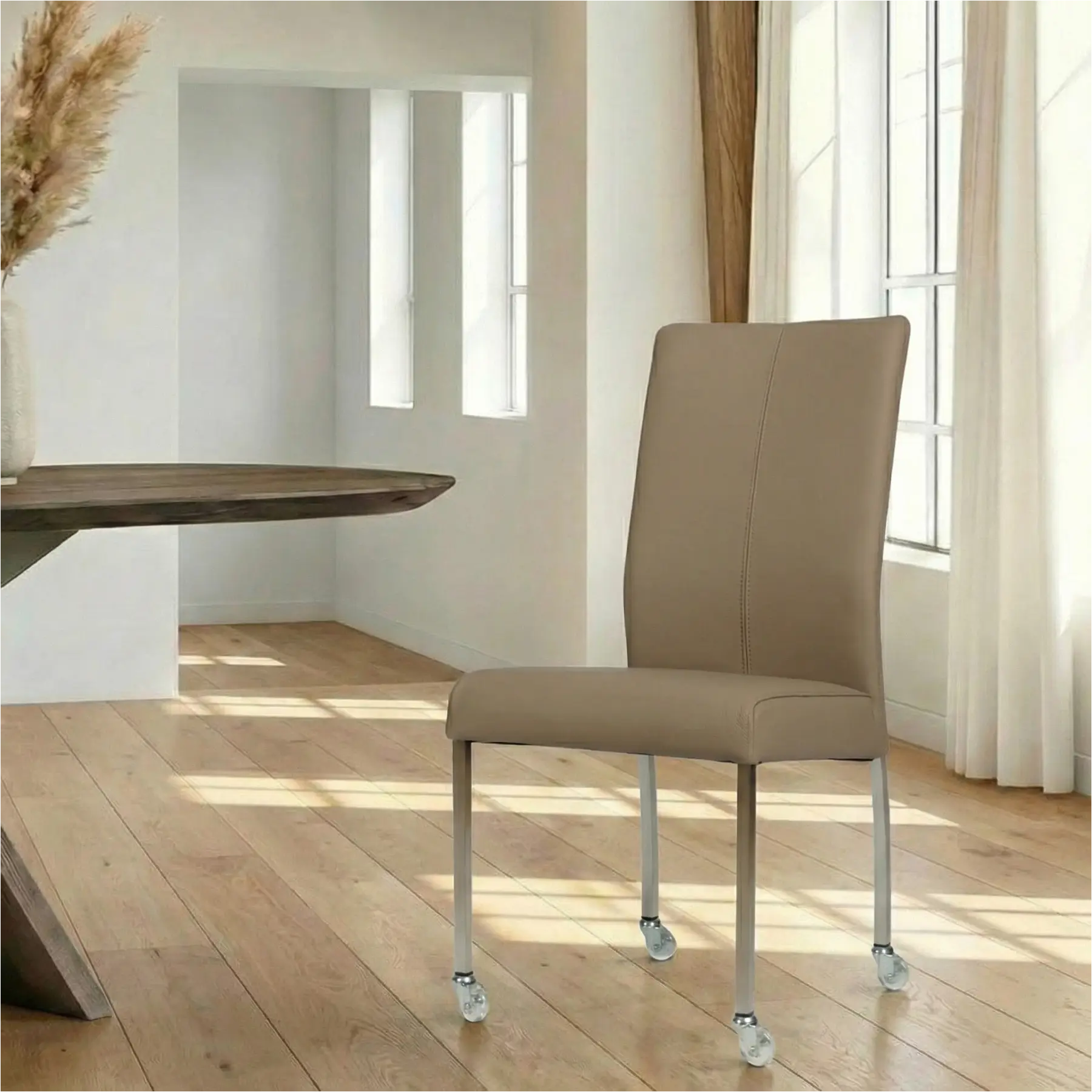 afbeelding van Leren eetkamerstoel Comfort met wieltjes - Toledo Mocca (taupe/bruin) - Poten staal vierkant RVS