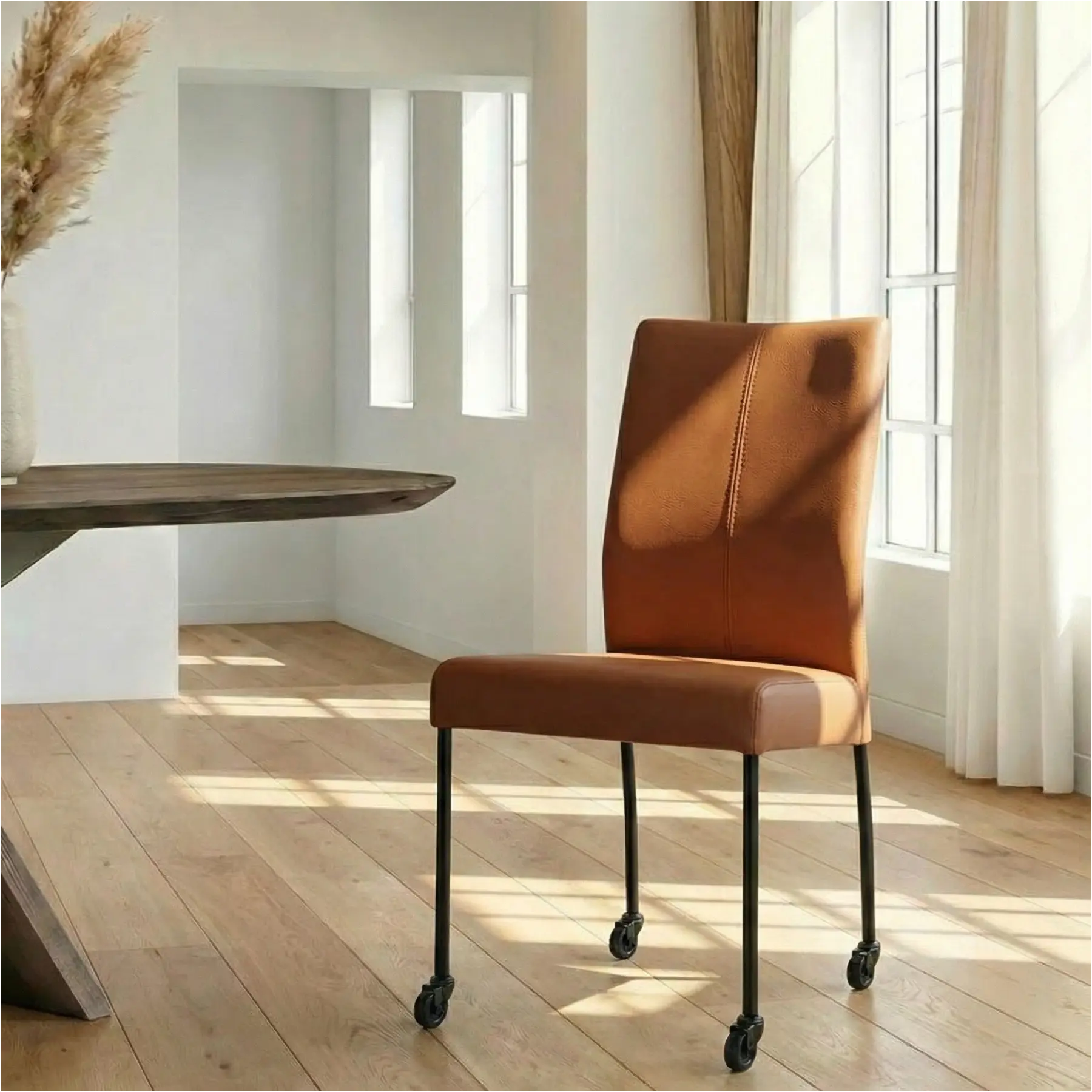 afbeelding van Leren eetkamerstoel Comfort met wieltjes - Toledo Natur (cognac) - Poten staal rond zwart