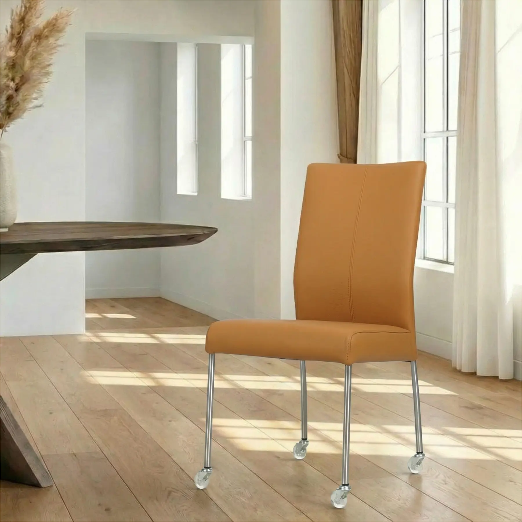 afbeelding van Leren eetkamerstoel Comfort met wieltjes - Toledo Sabbia (lichtcognac) - Poten staal rond RVS