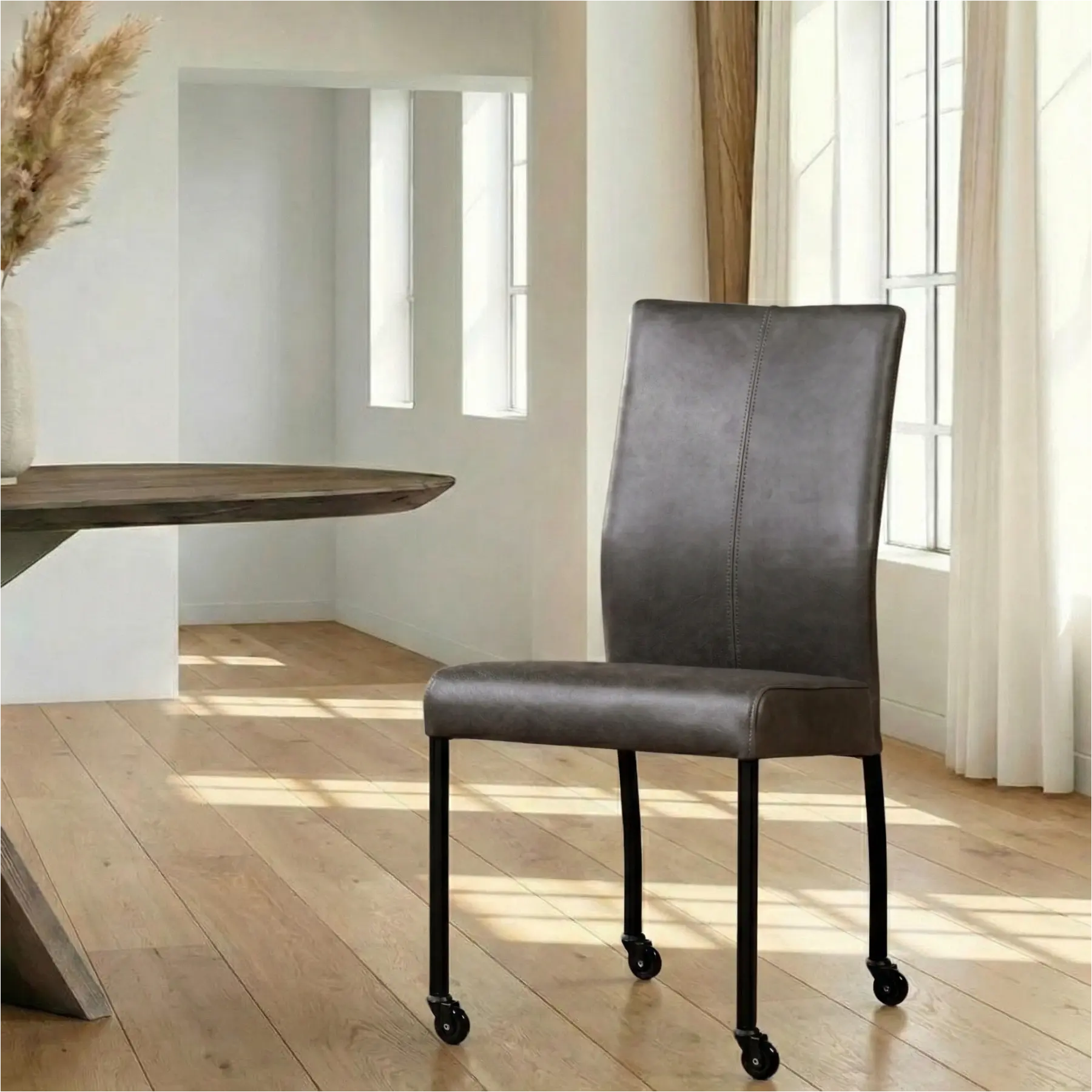 afbeelding van Leren eetkamerstoel Comfort met wieltjes - Vintage Grey (grijs) - Poten staal vierkant zwart