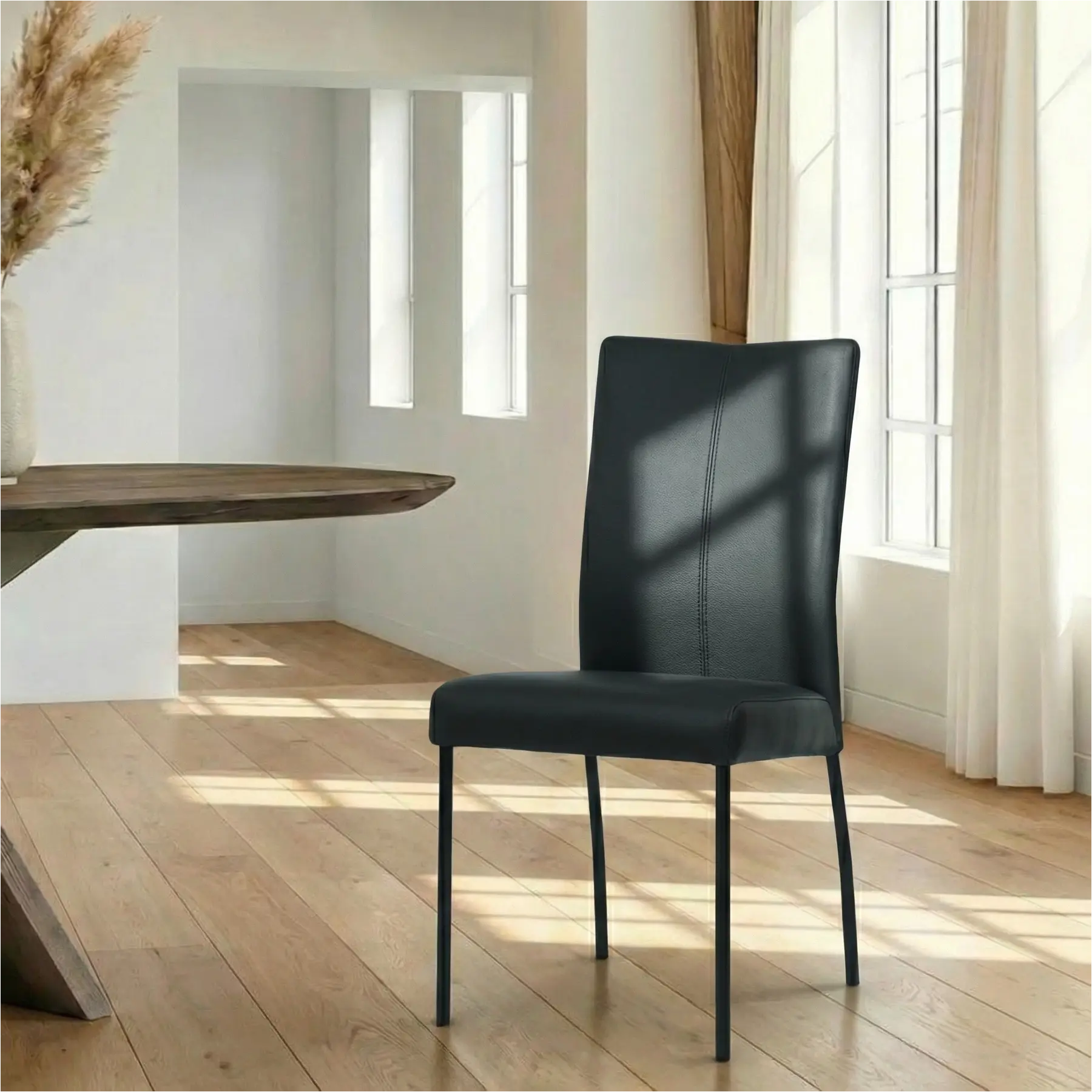 afbeelding van Leren eetkamerstoel Comfort - Toledo Nero (zwart) - Poten staal rond zwart