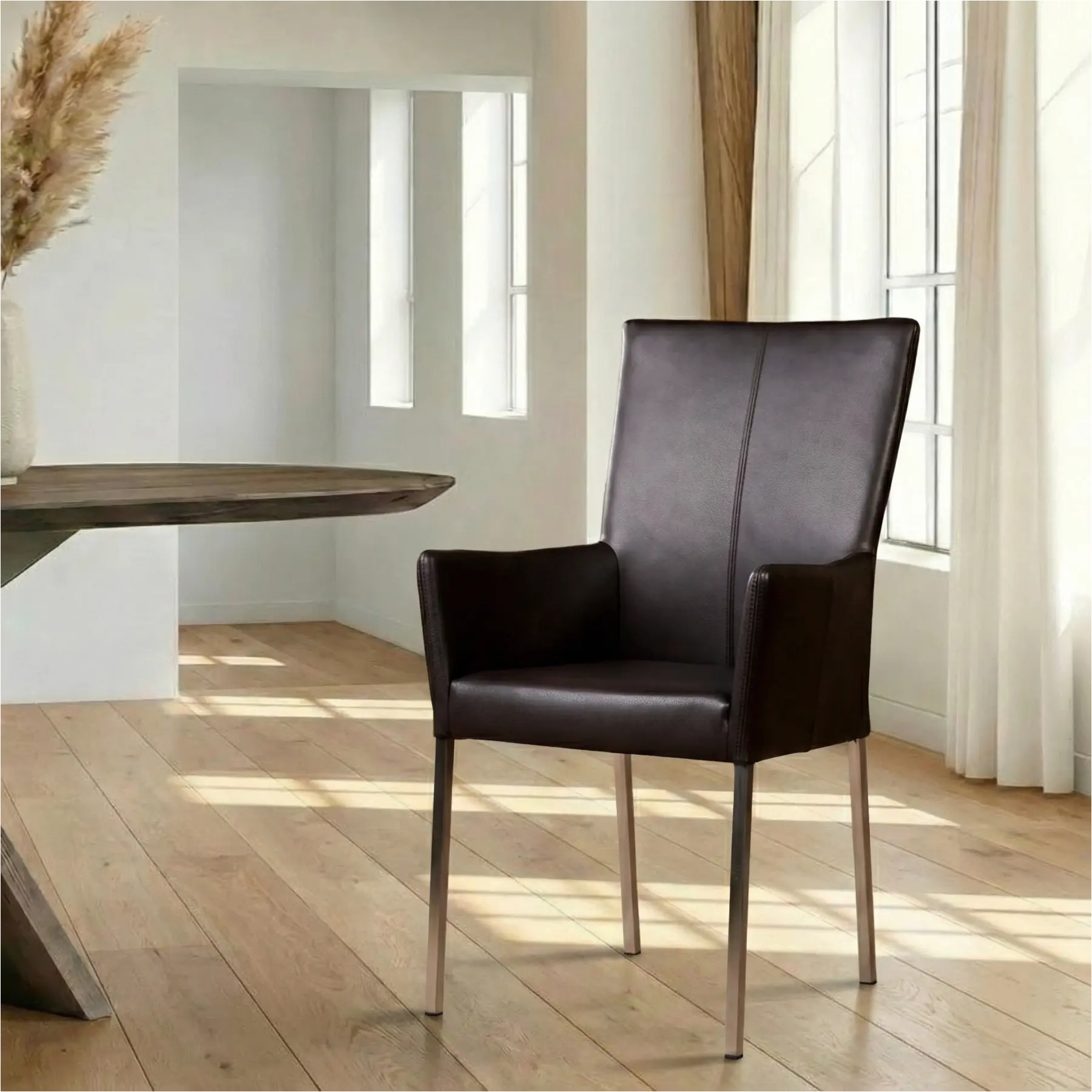 afbeelding van Leren eetkamerstoel Daily met armleuning - Granada Ebony (donkerbruin) - Poten staal vierkant RVS