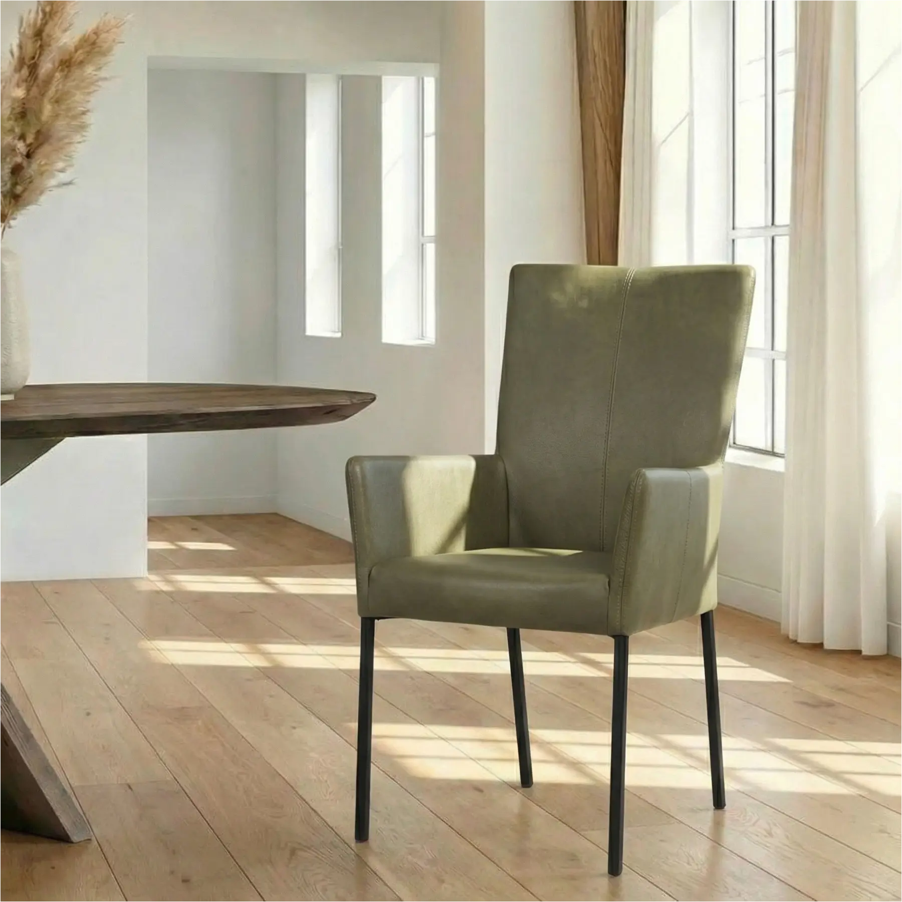 afbeelding van Leren eetkamerstoel Daily met armleuning - Granada Moss (olijf/groen) - Poten staal vierkant zwart