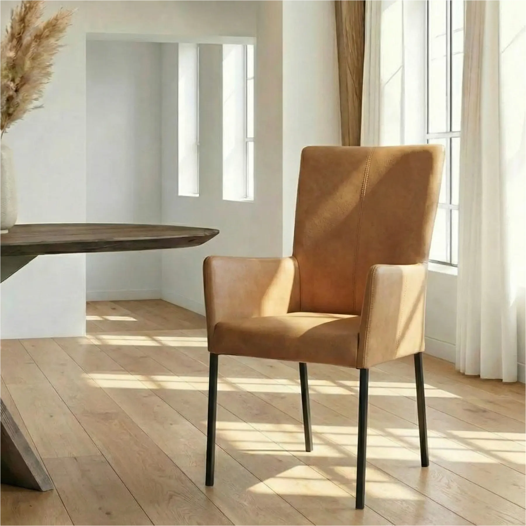 afbeelding van Leren eetkamerstoel Daily met armleuning - Granada Sahara (cognac) - Poten staal vierkant zwart