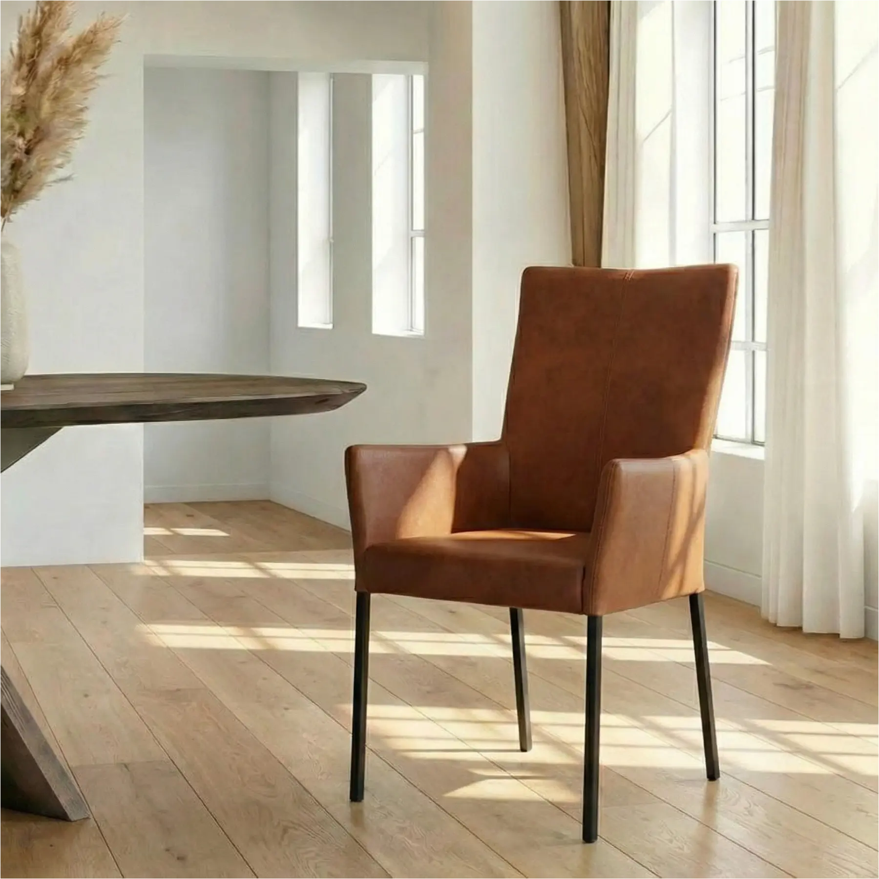 afbeelding van Leren eetkamerstoel Daily met armleuning - Granada Savannah (cognac) - Poten staal vierkant zwart