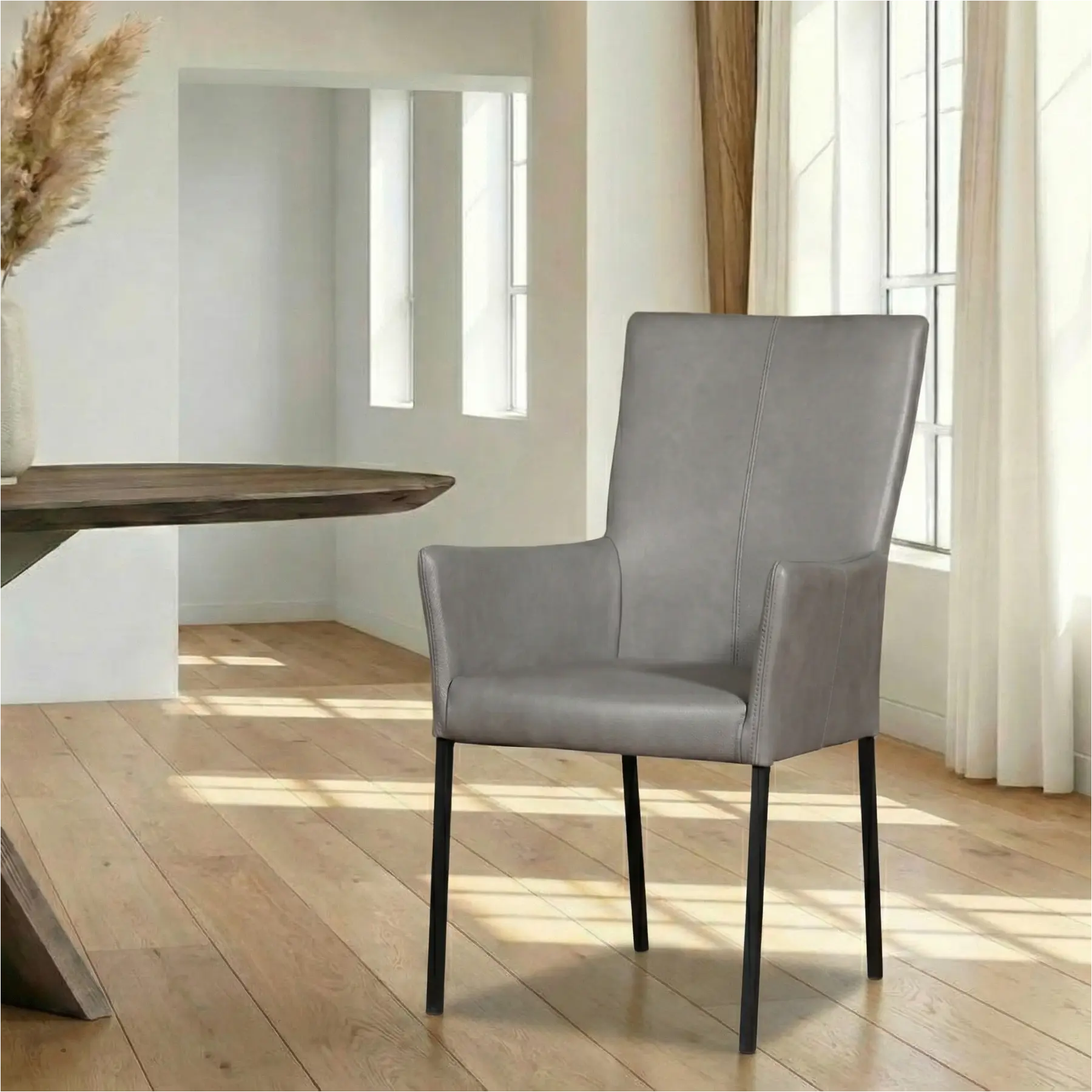 afbeelding van Leren eetkamerstoel Daily met armleuning - Granada Steel (grijs) - Poten staal vierkant zwart