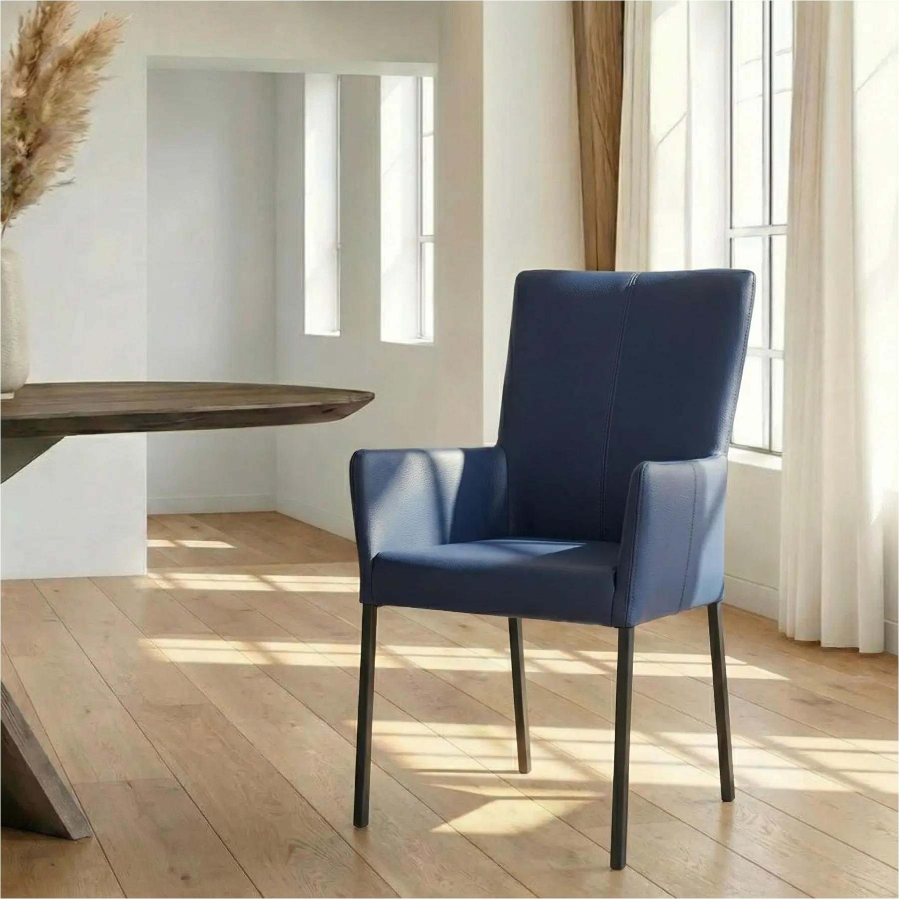 afbeelding van Leren eetkamerstoel Daily met armleuning - Toledo Kobalt (blauw) - Poten staal vierkant zwart