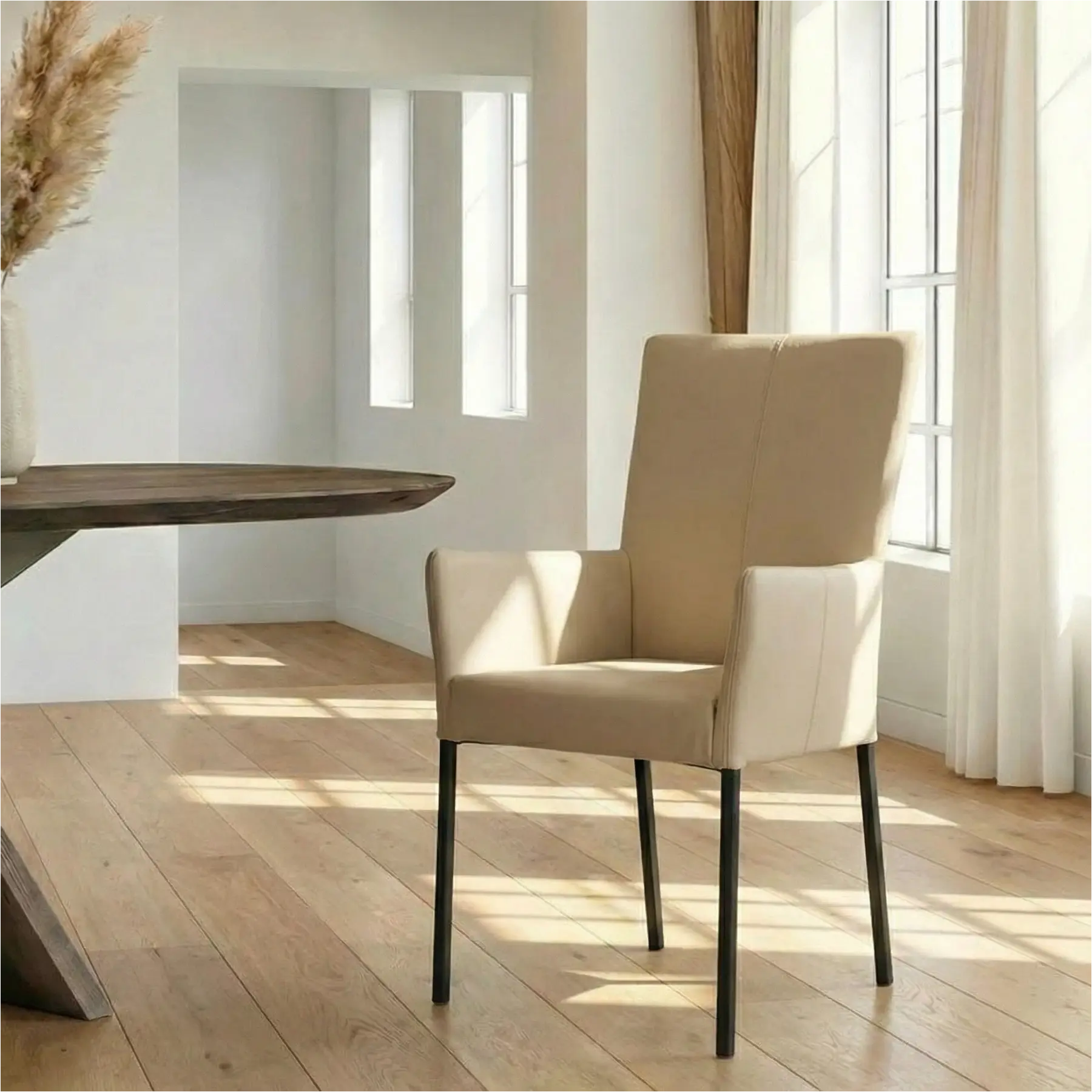 afbeelding van Leren eetkamerstoel Daily met armleuning - Toledo Mastic (taupe/bruin) - Poten staal vierkant zwart