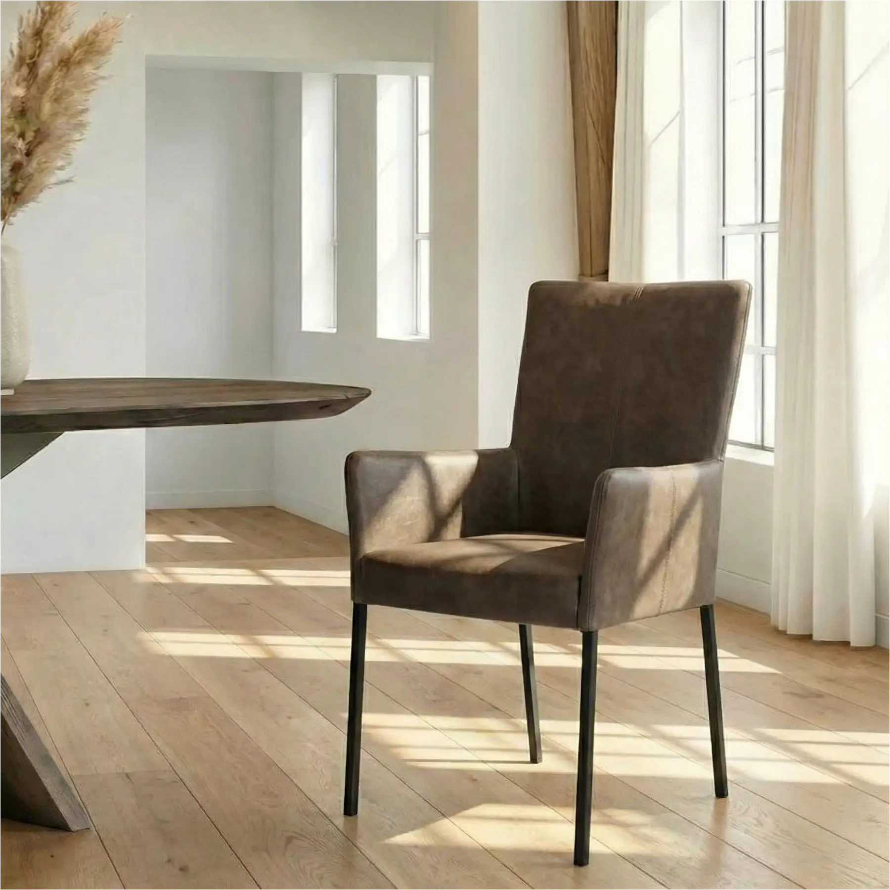 afbeelding van Leren eetkamerstoel Daily met armleuning - Vintage Elephant (donkerbruin) - Poten staal vierkant zwart