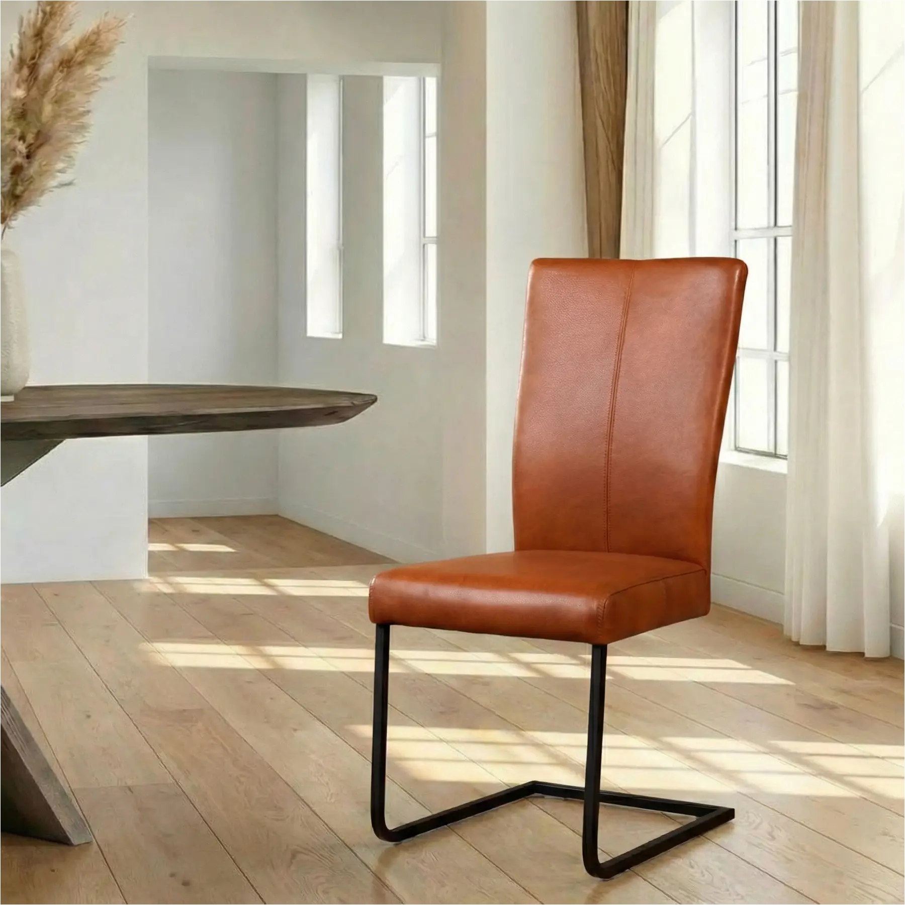 afbeelding van Leren eetkamerstoel Dare - Granada Savannah (cognac) - Sledepoot staal vierkant zwart