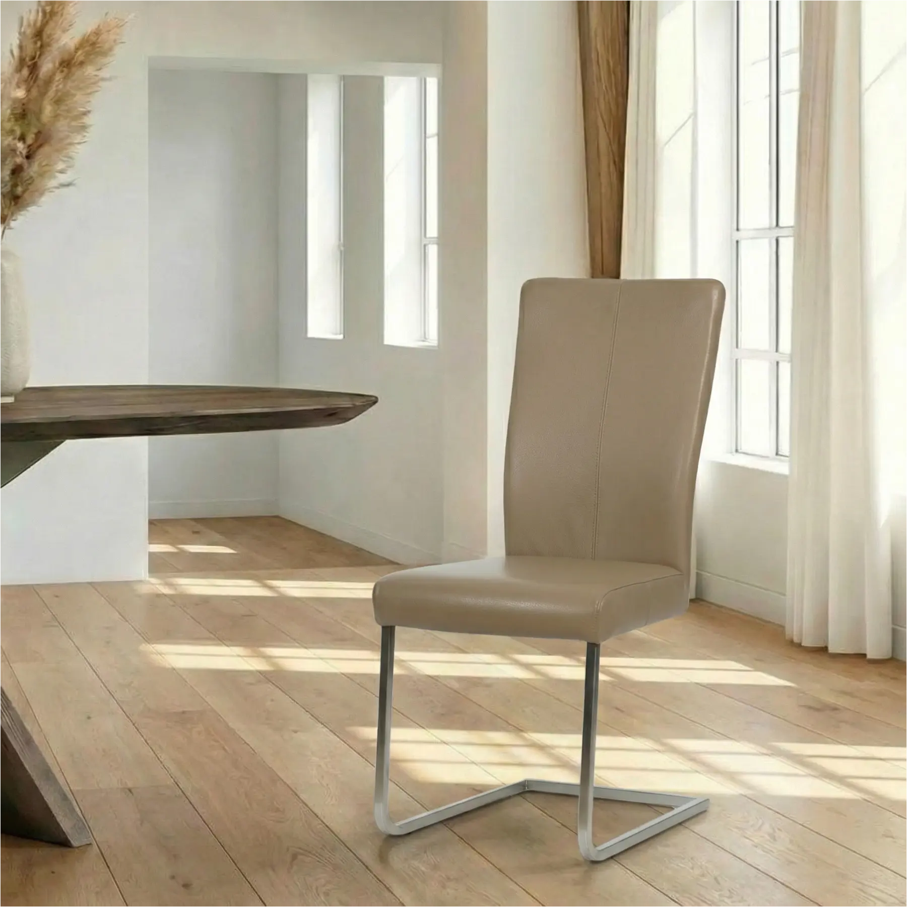 afbeelding van Leren eetkamerstoel Dare met armleuning - Hermes Mocca (taupe/bruin) - Sledepoot staal vierkant RVS