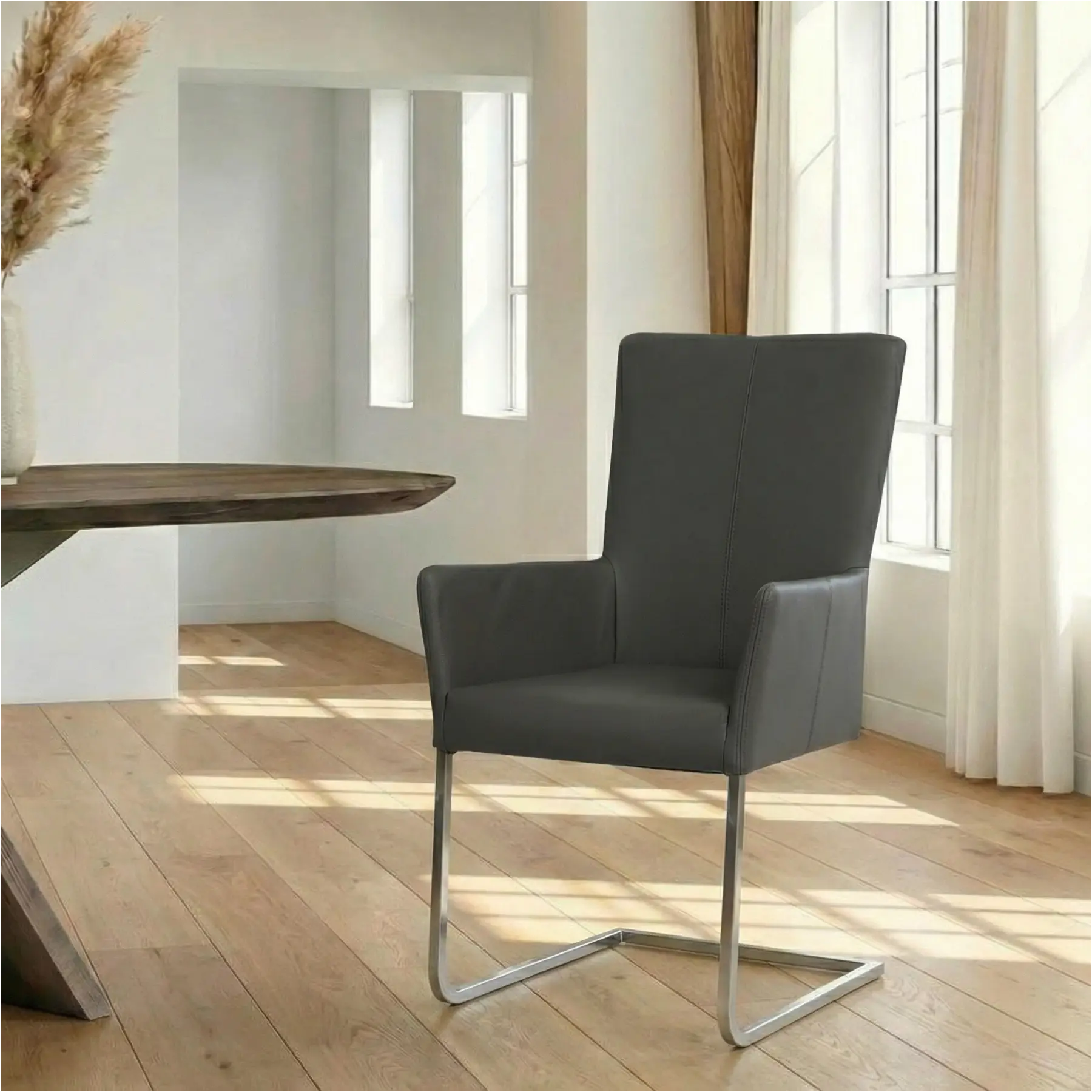 afbeelding van Leren eetkamerstoel Dare met armleuning - Toledo Antracite (donkergrijs) - Sledepoot staal vierkant RVS