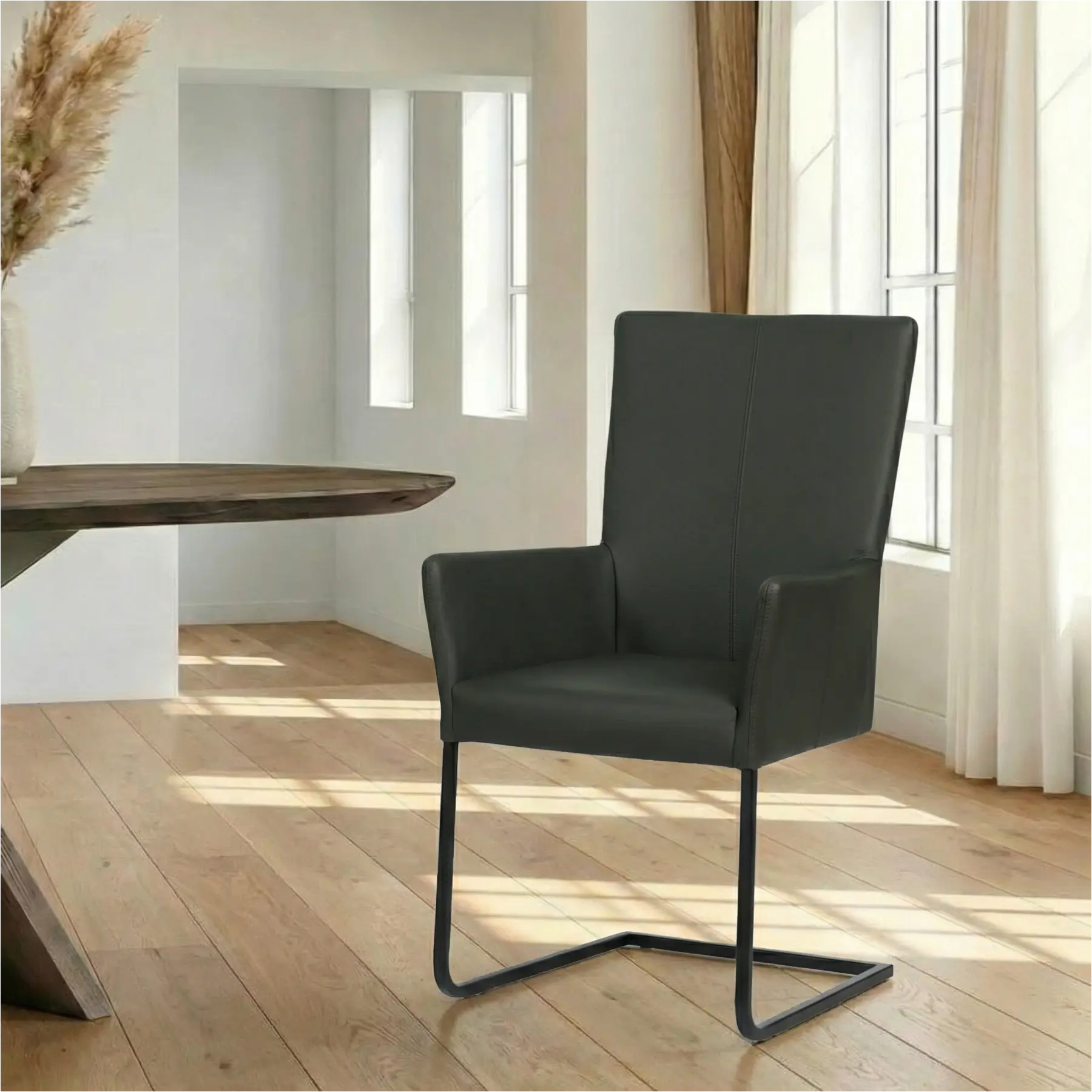 afbeelding van Leren eetkamerstoel Dare met armleuning - Toledo Verde (donkergroen) - Sledepoot staal vierkant zwart