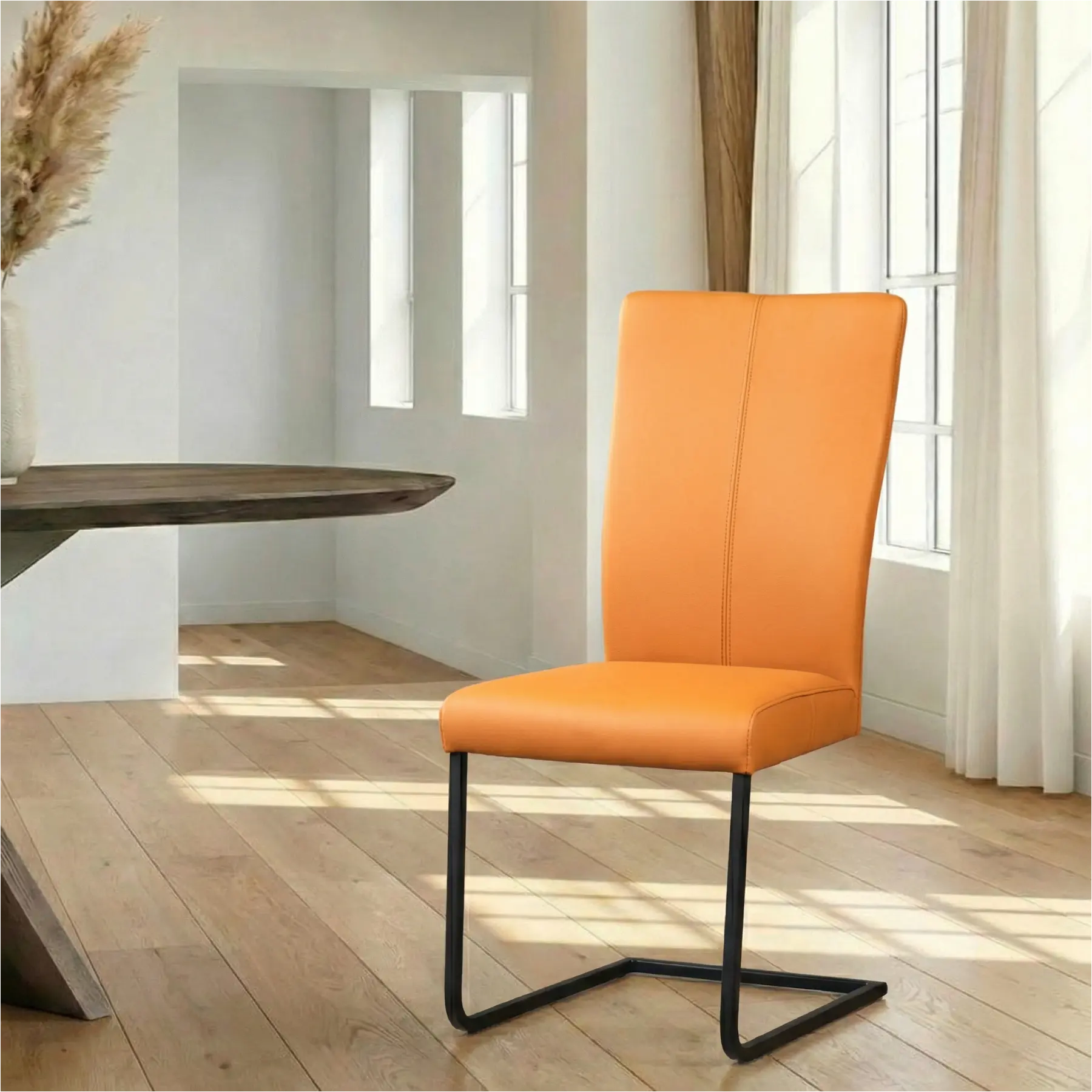 afbeelding van Leren eetkamerstoel Dare - Toledo Sabbia (lichtcognac) - Sledepoot staal vierkant zwart