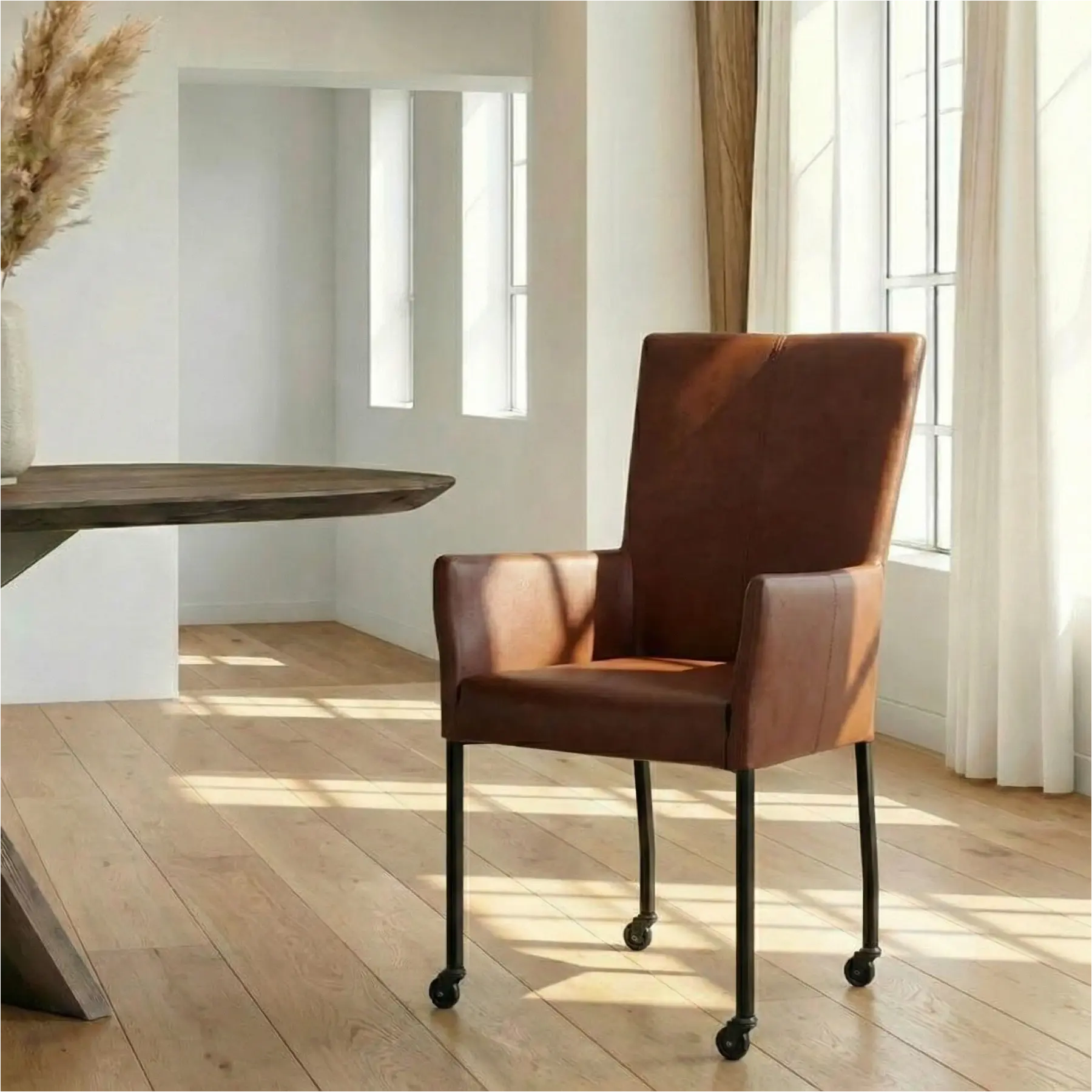 afbeelding van Leren eetkamerstoel Deal met armleuning - Granada Cognac (donkercognac) - Poten staal vierkant zwart