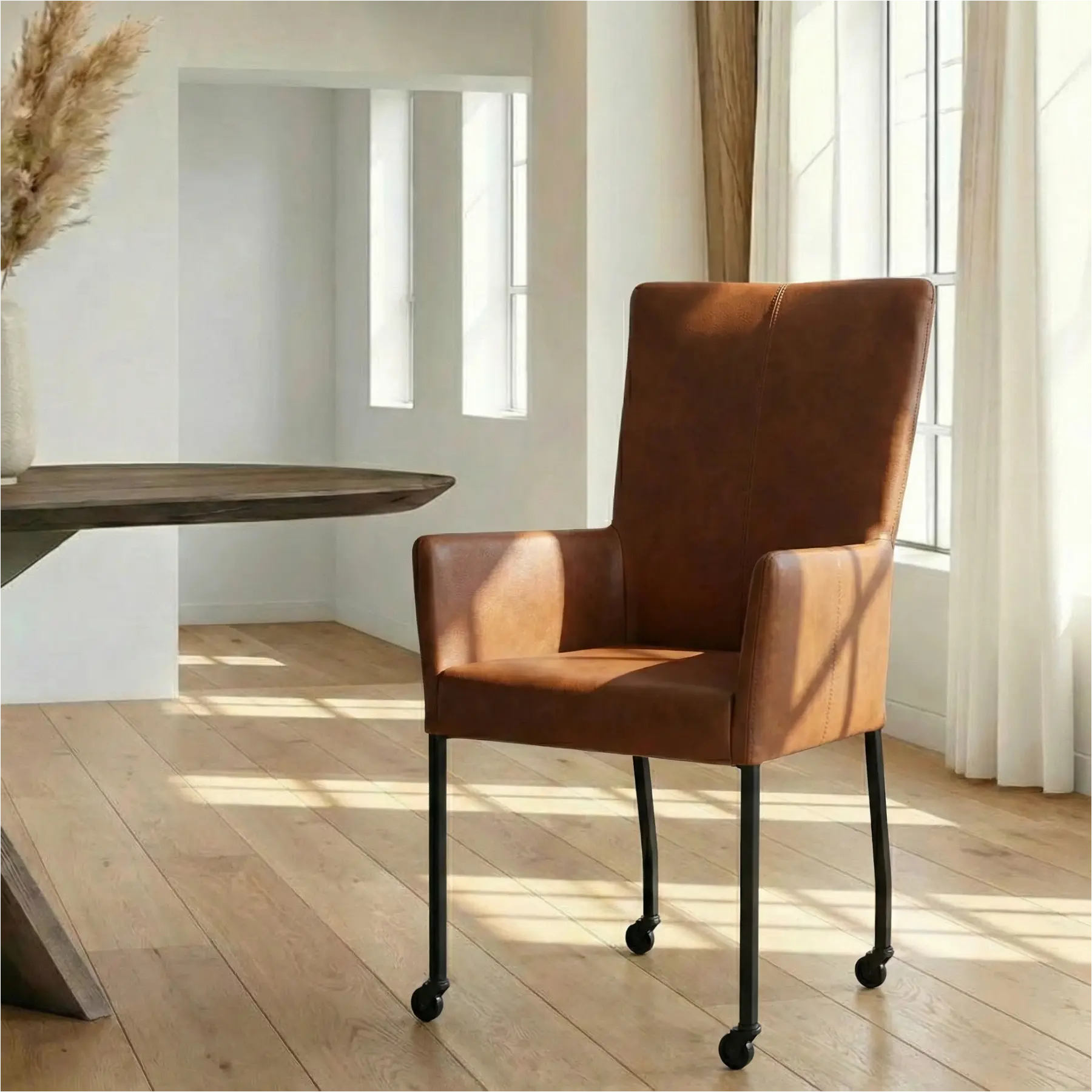 afbeelding van Leren eetkamerstoel Deal met armleuning - Granada Savannah (cognac) - Poten staal vierkant zwart