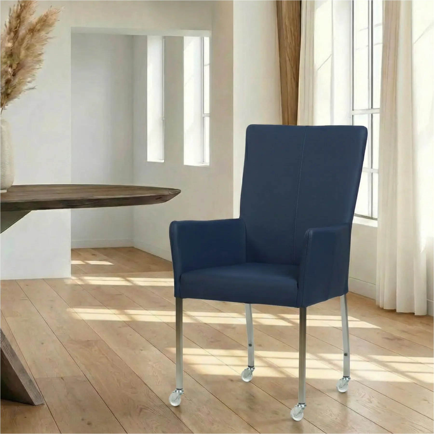 afbeelding van Leren eetkamerstoel Deal met armleuning - Hermes Kobalt (blauw) - Poten staal vierkant RVS