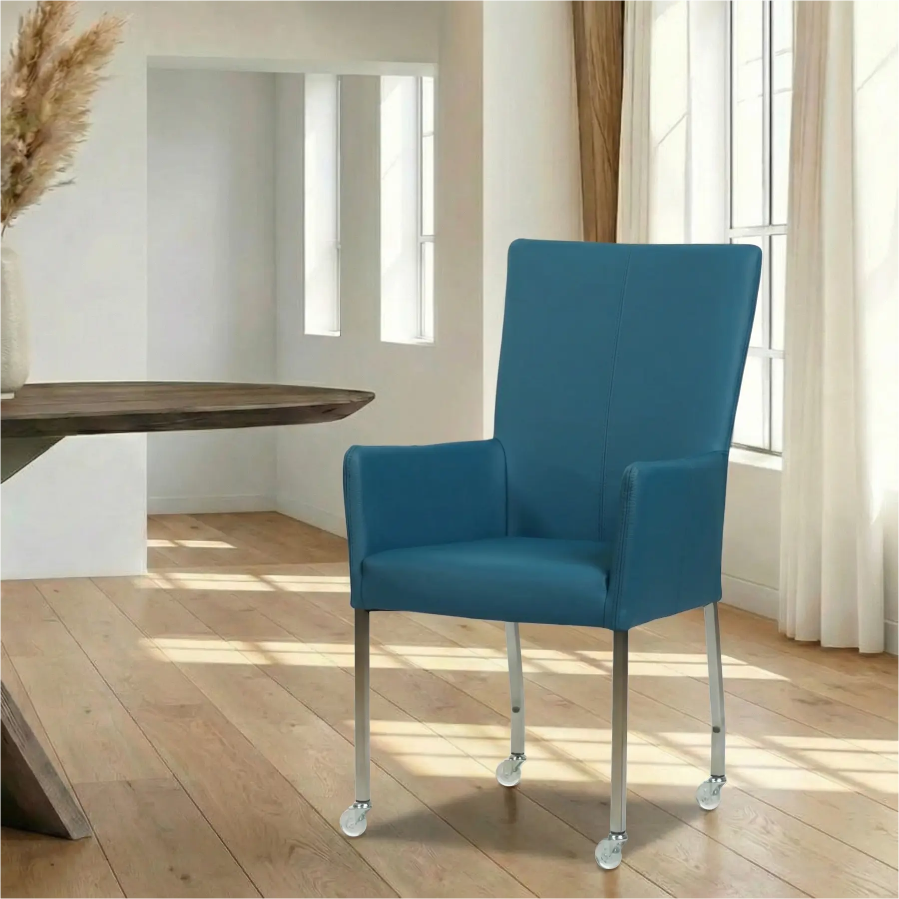 afbeelding van Leren eetkamerstoel Deal met armleuning - Hermes Turquoise (blauw) - Poten staal vierkant RVS