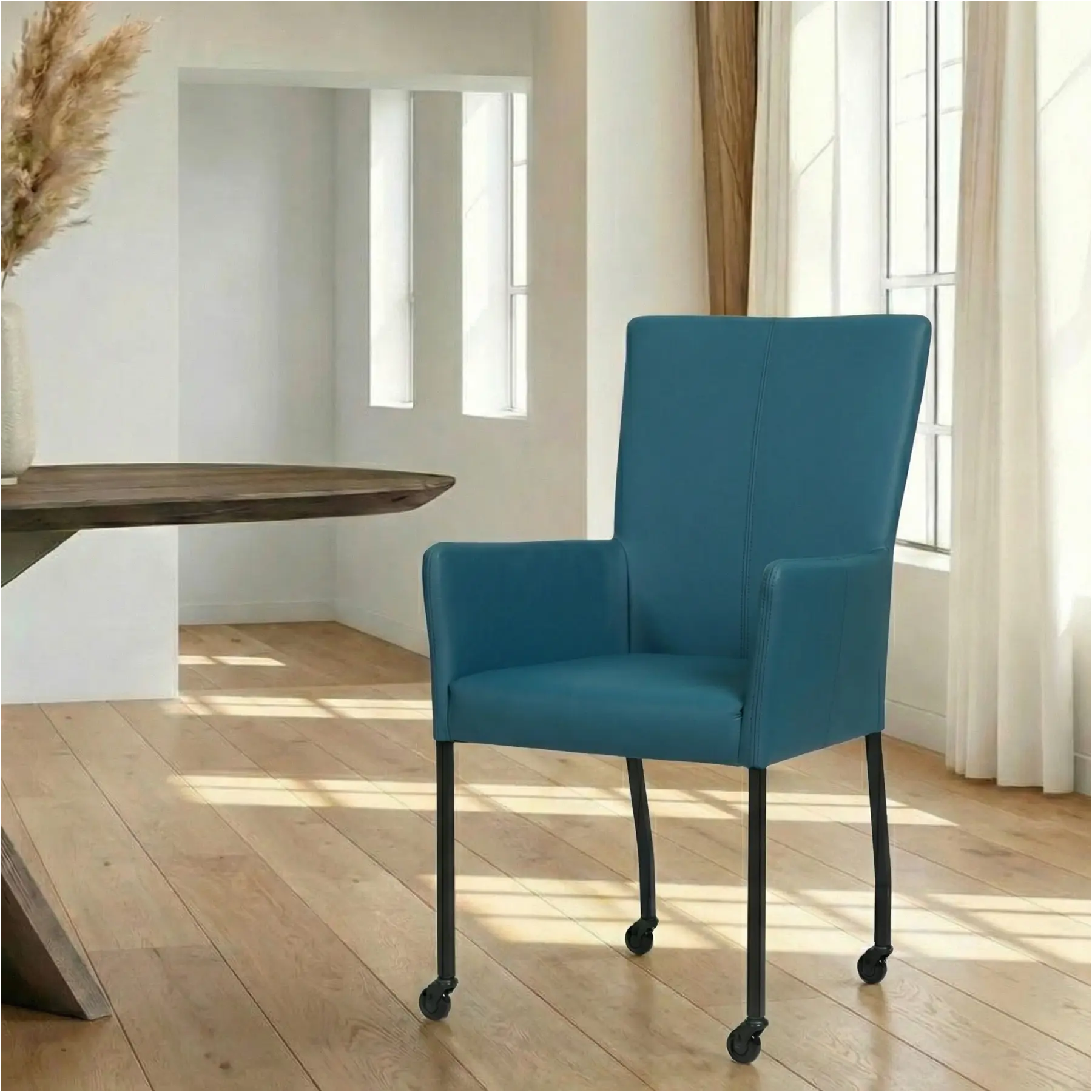 afbeelding van Leren eetkamerstoel Deal met armleuning - Hermes Turquoise (blauw) - Poten staal vierkant zwart