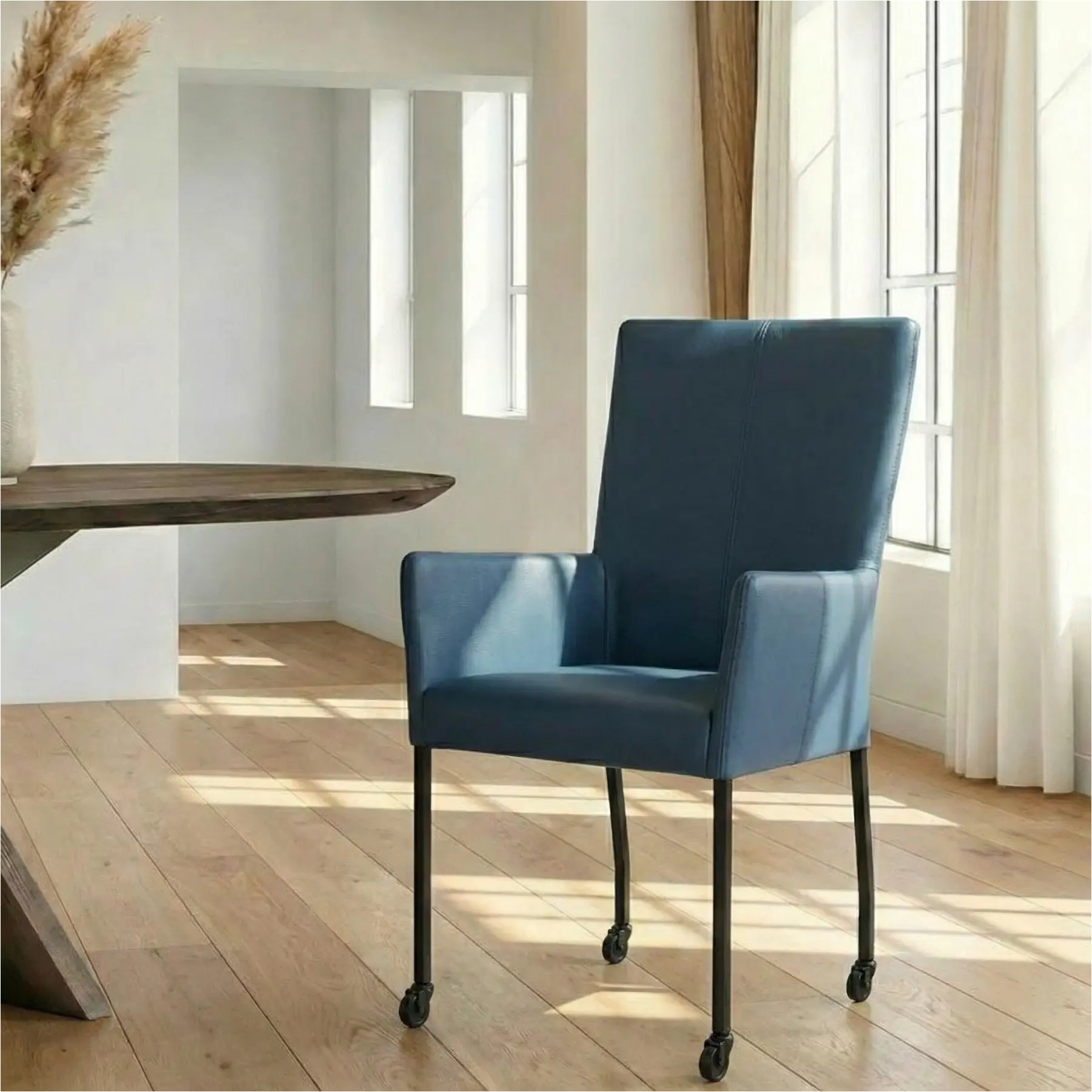 afbeelding van Leren eetkamerstoel Deal met armleuning - Toledo Marine (blauw) - Poten staal vierkant zwart