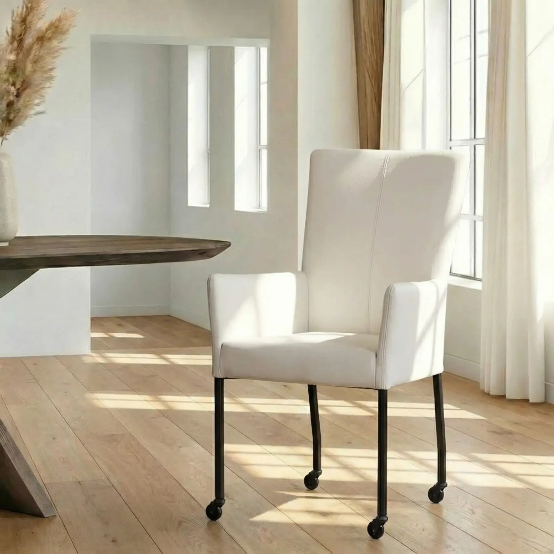 afbeelding van Leren eetkamerstoel Deal met armleuning - Toledo Misty (crème) - Poten staal vierkant zwart