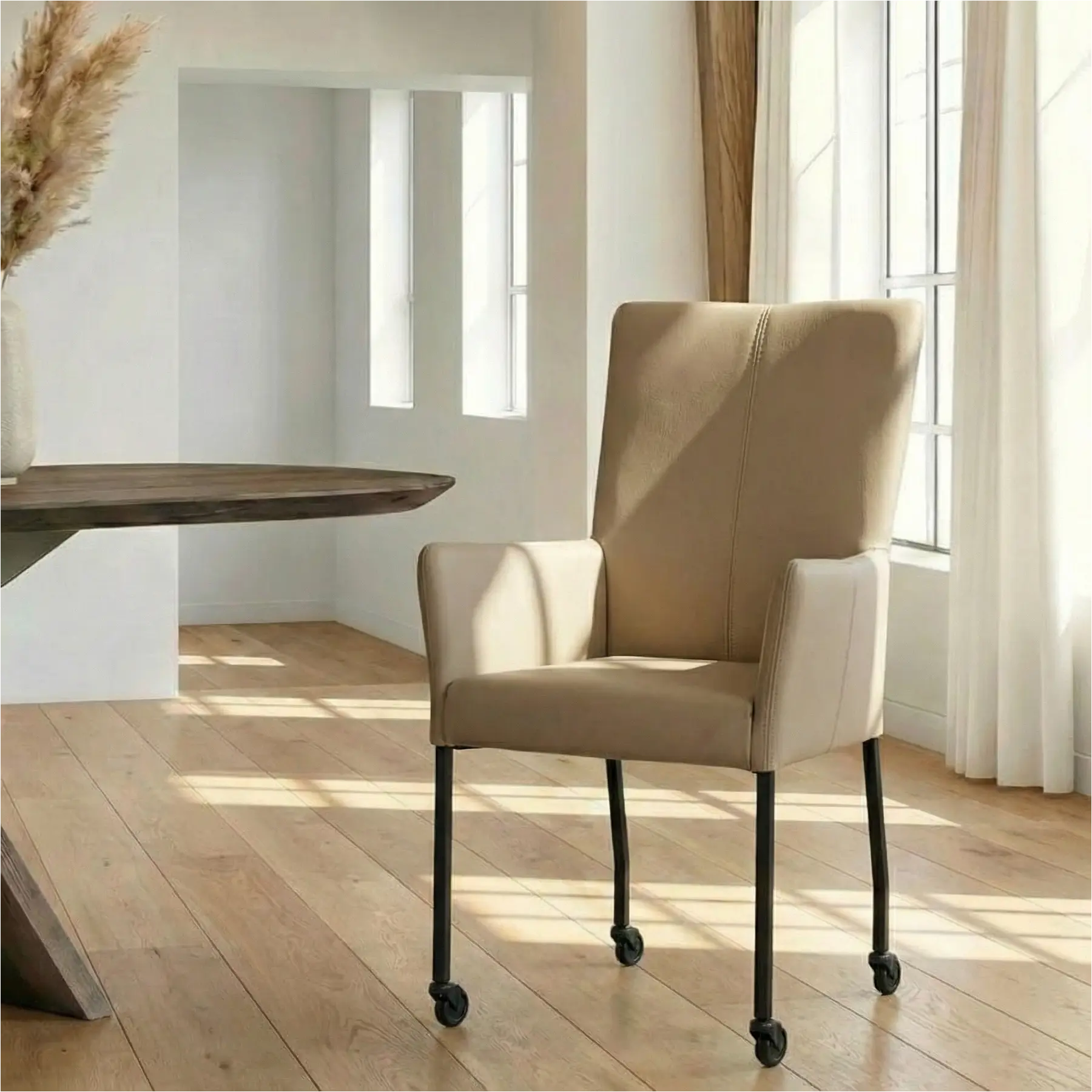 afbeelding van Leren eetkamerstoel Deal met armleuning - Toledo Mocca (taupe/bruin) - Poten staal vierkant zwart