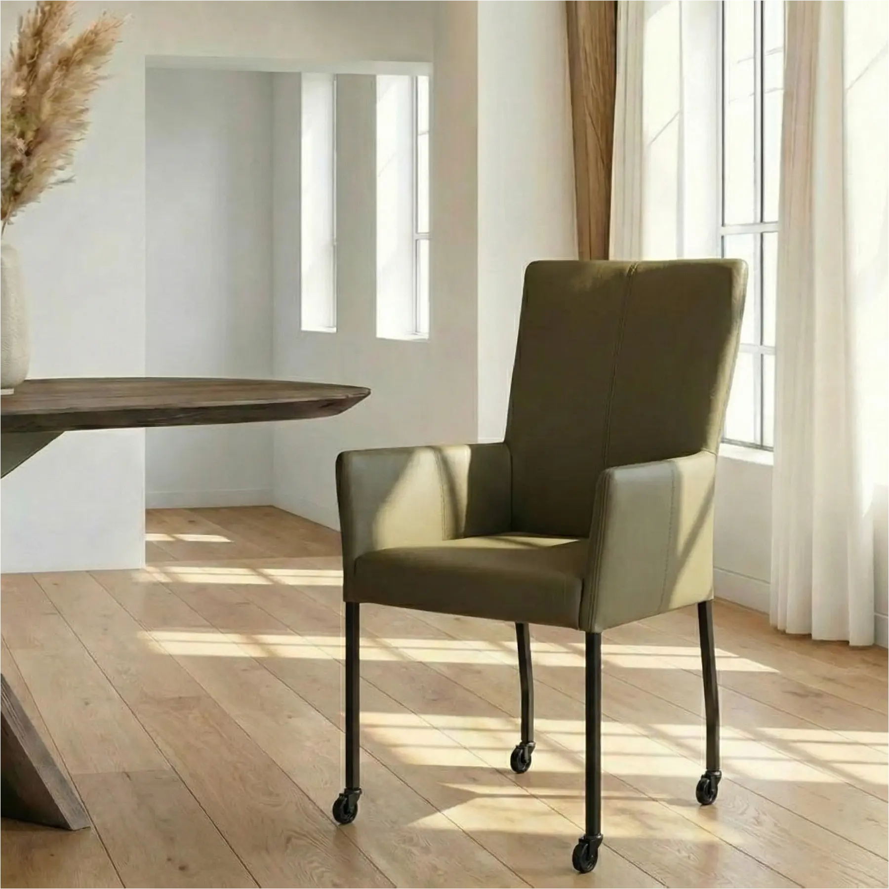 afbeelding van Leren eetkamerstoel Deal met armleuning - Toledo Olive (olijf/goen) - Poten staal vierkant zwart