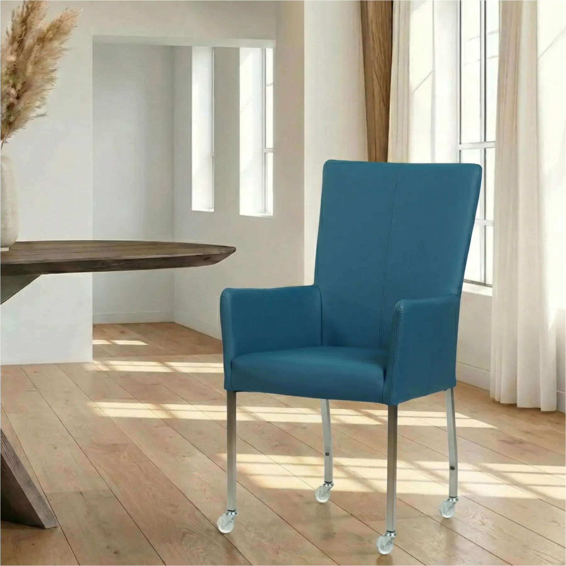 afbeelding van Leren eetkamerstoel Deal met armleuning - Toledo Turquoise (blauw) - Poten staal vierkant RVS