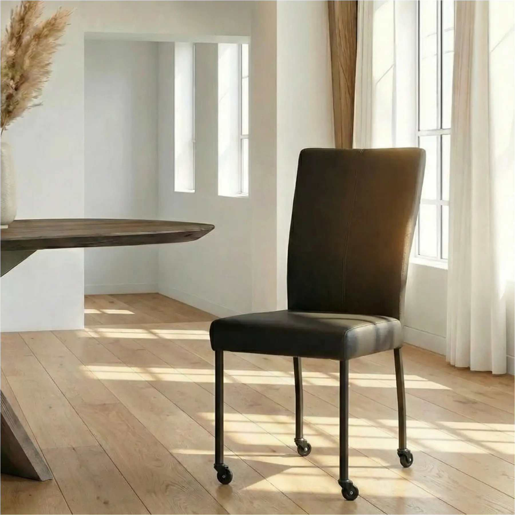 afbeelding van Leren eetkamerstoel Deal - Toledo Nero (zwart) - Poten staal vierkant zwart