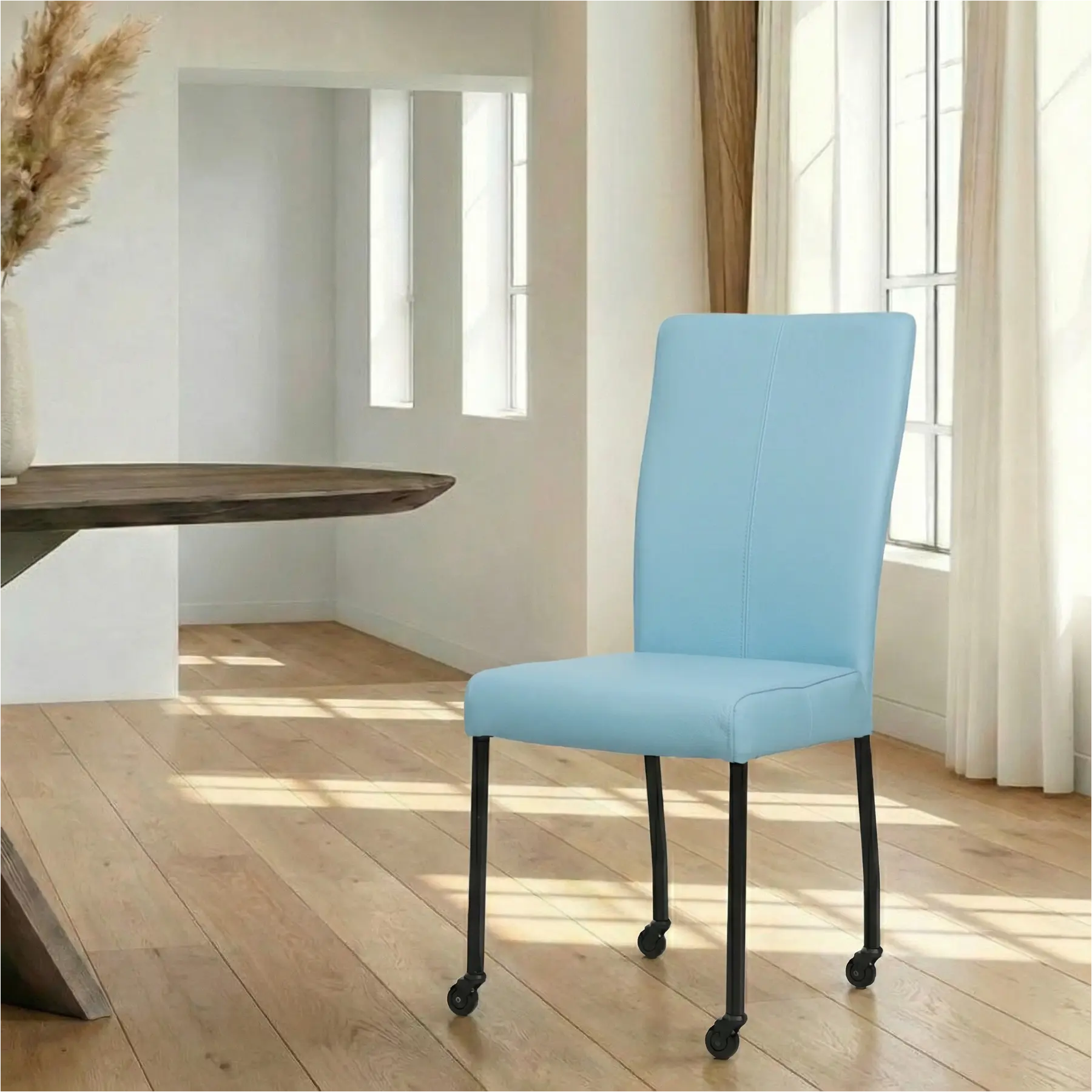 afbeelding van Leren eetkamerstoel Deal - Toledo Sky Blue (lichtblauw) - Poten staal vierkant zwart