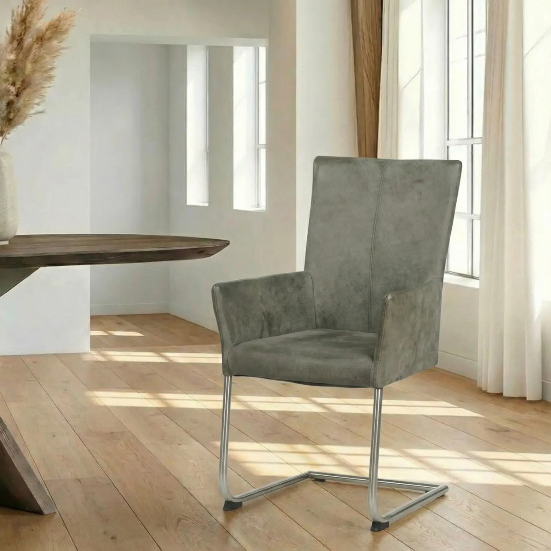 afbeelding van Leren eetkamerstoel Dry met armleuning - Kenia Antracite (grijs) - Sledepoot staal rond RVS