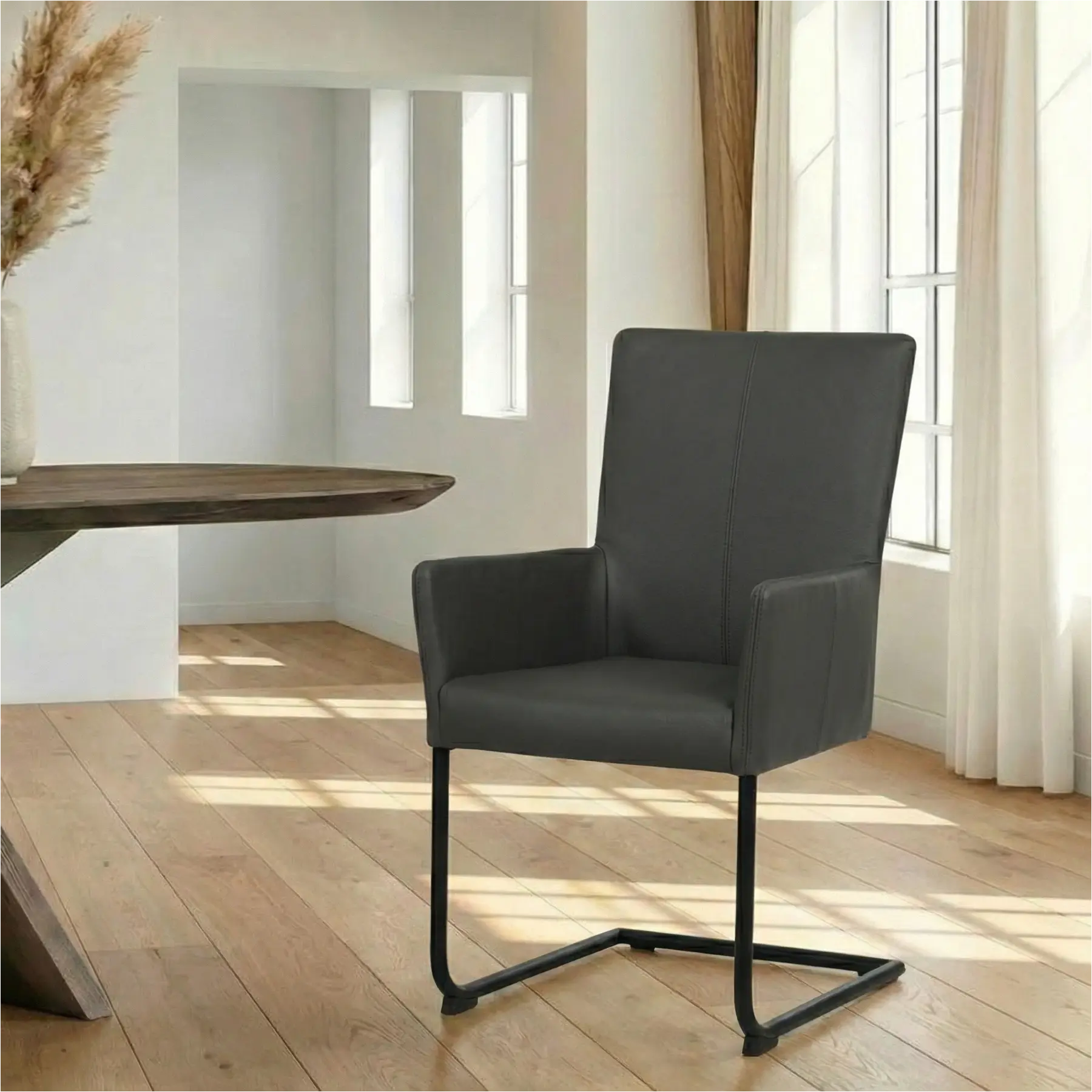 afbeelding van Leren eetkamerstoel Dry met armleuning - Toledo Antracite (donkergrijs) - Sledepoot staal rond zwart