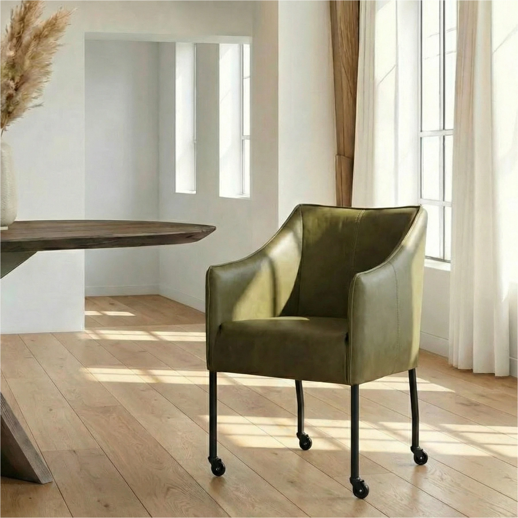 afbeelding van OUTLET Leren eetkamerstoel Happy - met wieltjes en armleuning - Rancho Leer Green - Kleur poot, zwart - Skate wiel zwart