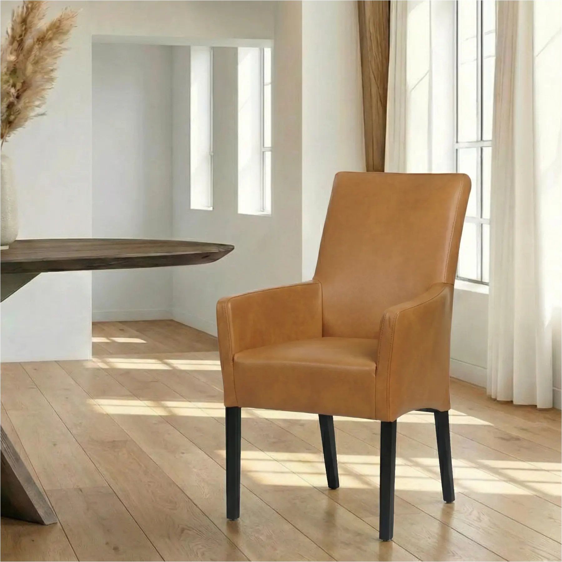 afbeelding van Leren eetkamerstoel Just met armleuning - Granada Sahara (cognac) - Poten hout zwart