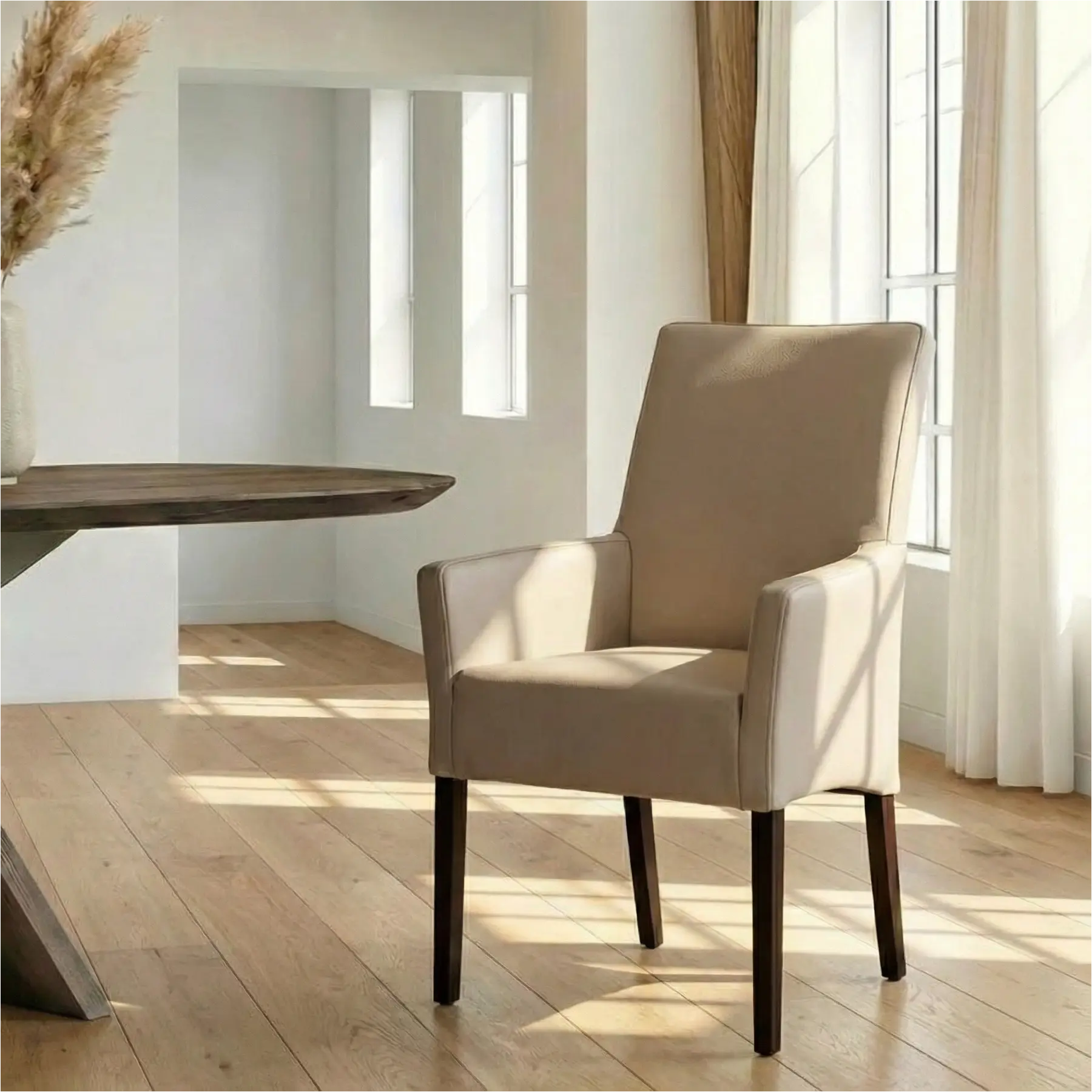 afbeelding van Leren eetkamerstoel Just met armleuning - Toledo Khaki (taupe/bruin) - Poten hout zwart