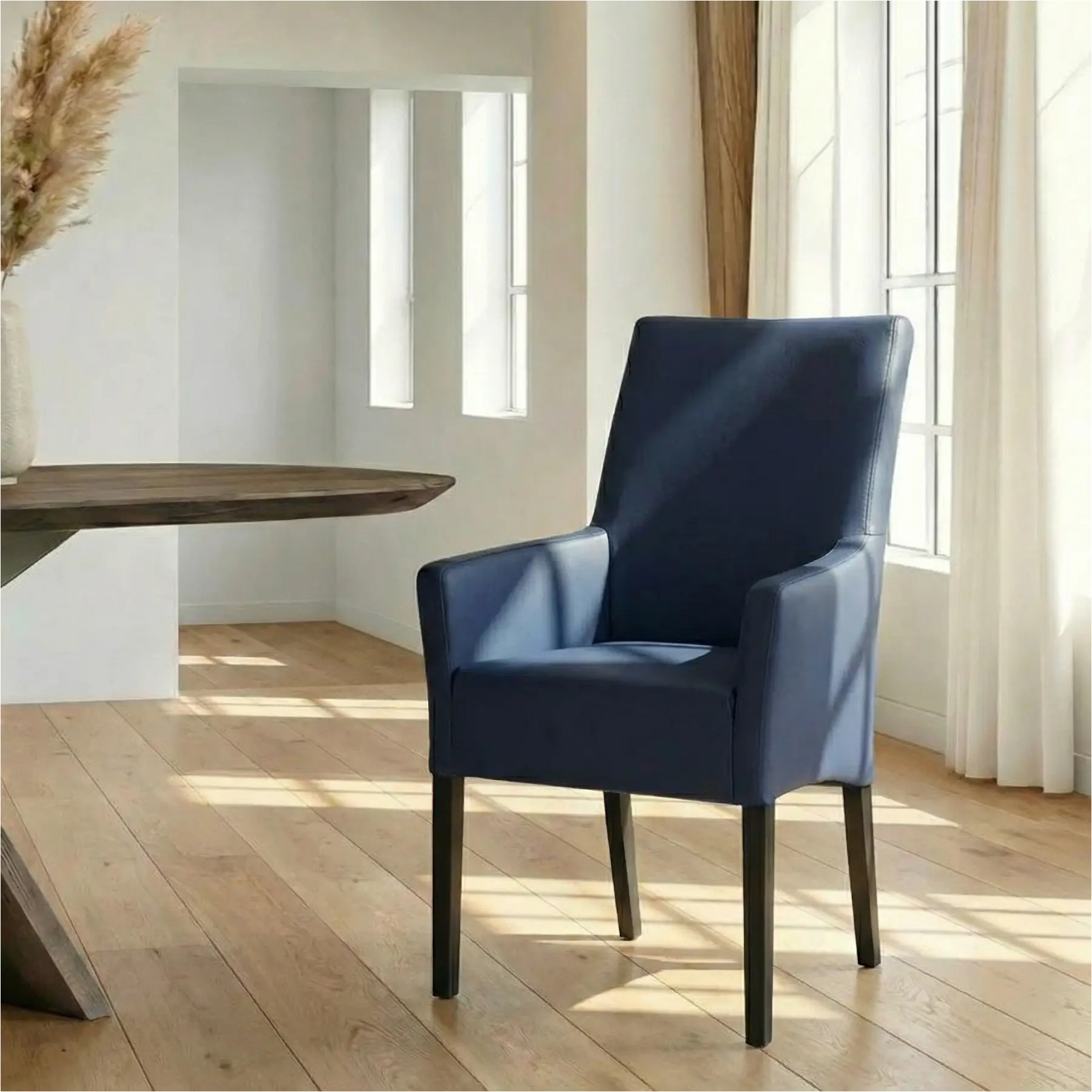 afbeelding van Leren eetkamerstoel Just met armleuning - Toledo Kobalt (blauw) - Poten hout zwart