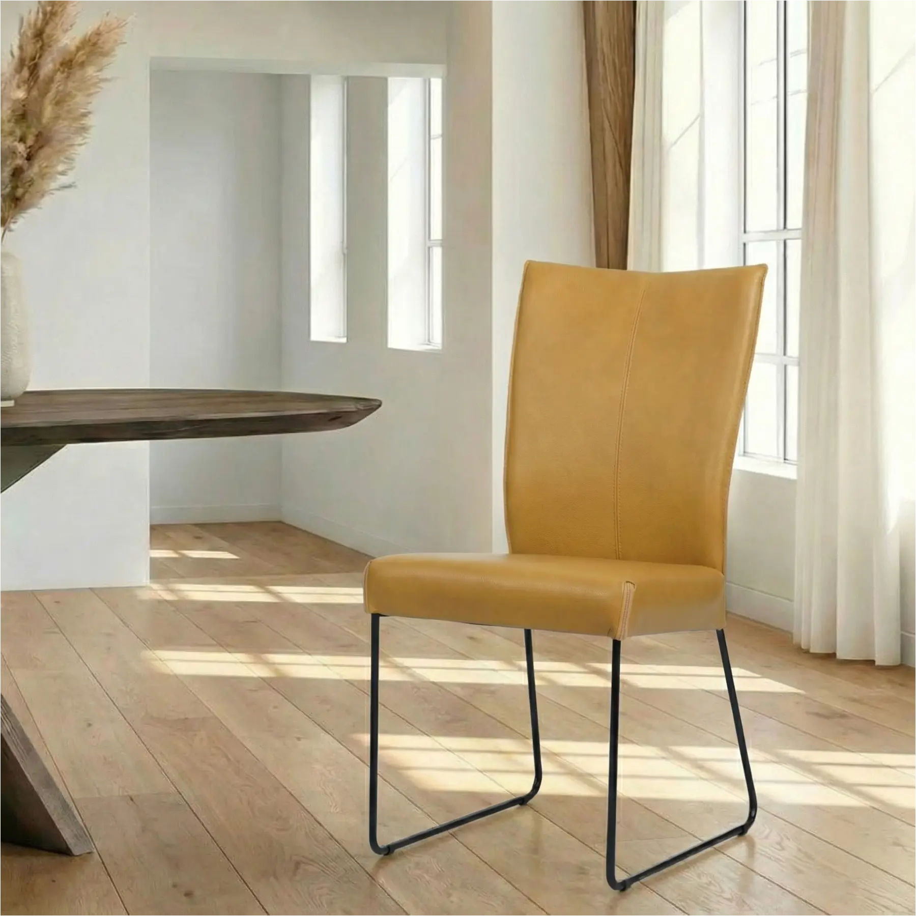 afbeelding van Leren eetkamerstoel Mate - Granada Amber (cognac) - U-poot staal rond zwart