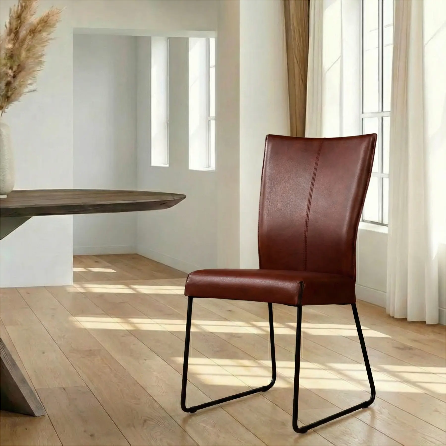 afbeelding van Leren eetkamerstoel Mate - Granada Cognac (donkercognac) - U-poot staal rond zwart