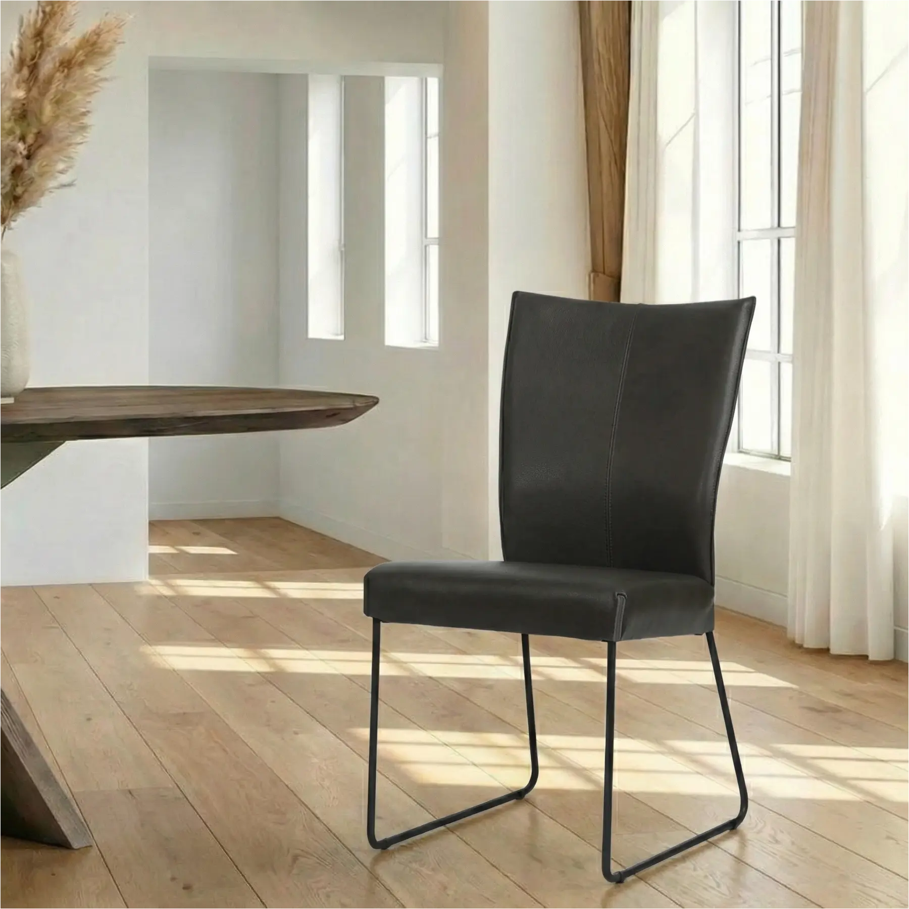 afbeelding van Leren eetkamerstoel Mate - Granada Graphite (donkergrijs) - U-poot staal rond zwart