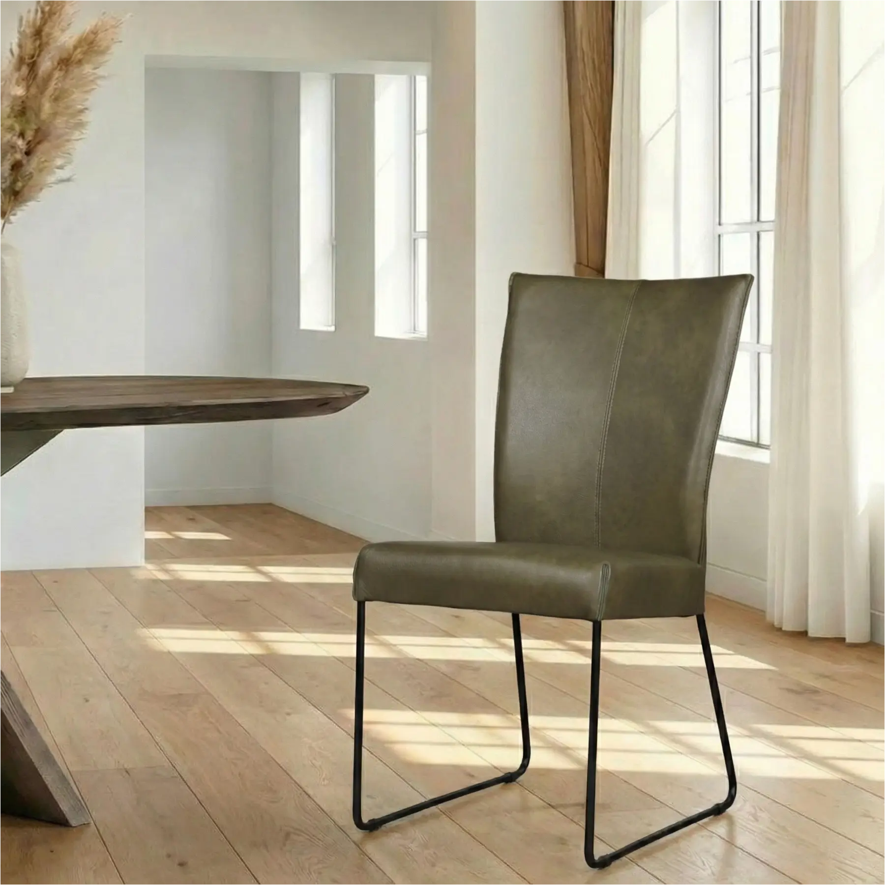 afbeelding van Leren eetkamerstoel Mate - Granada Moss (olijf/groen) - U-poot staal rond zwart