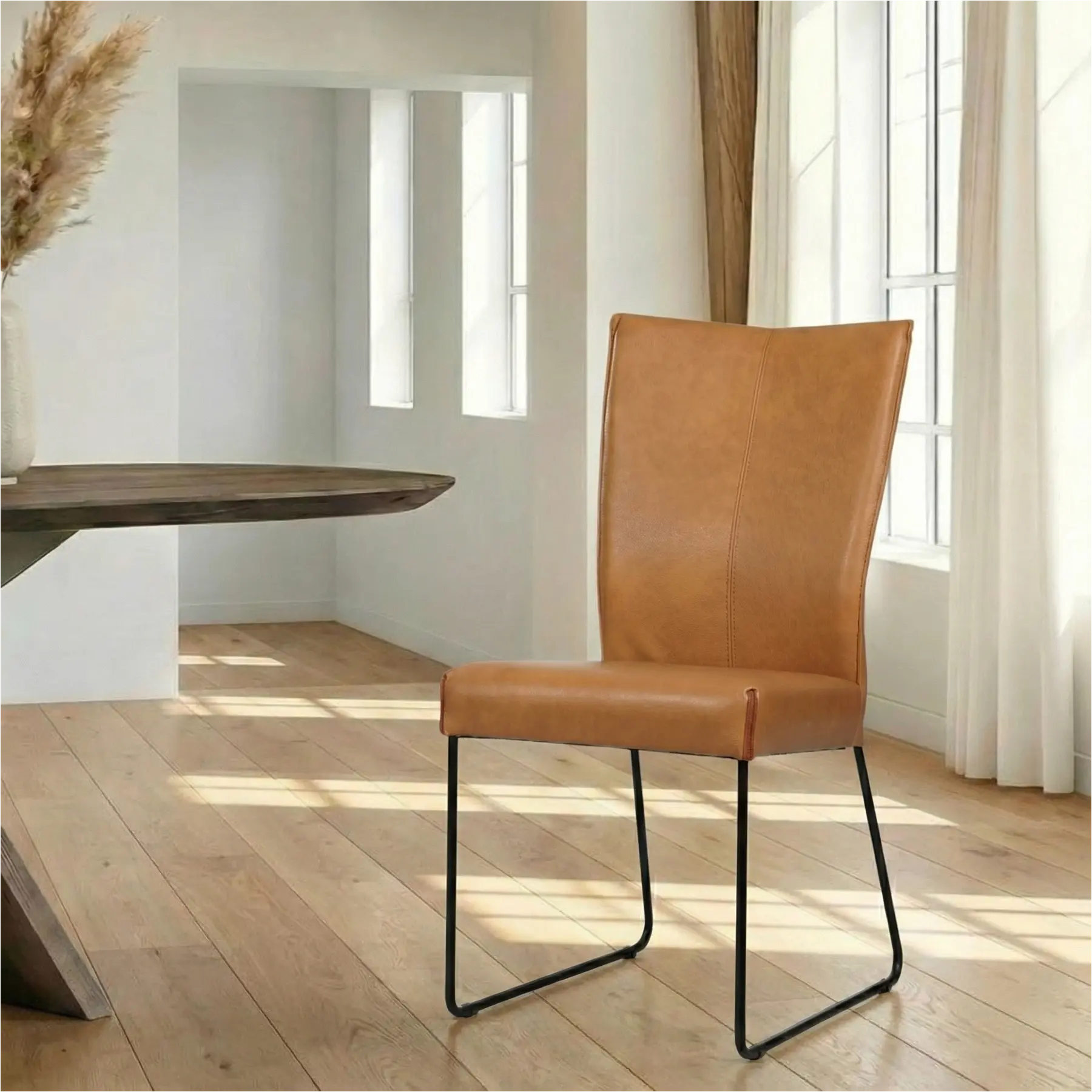 afbeelding van Leren eetkamerstoel Mate - Granada Sahara (cognac) - U-poot staal rond zwart